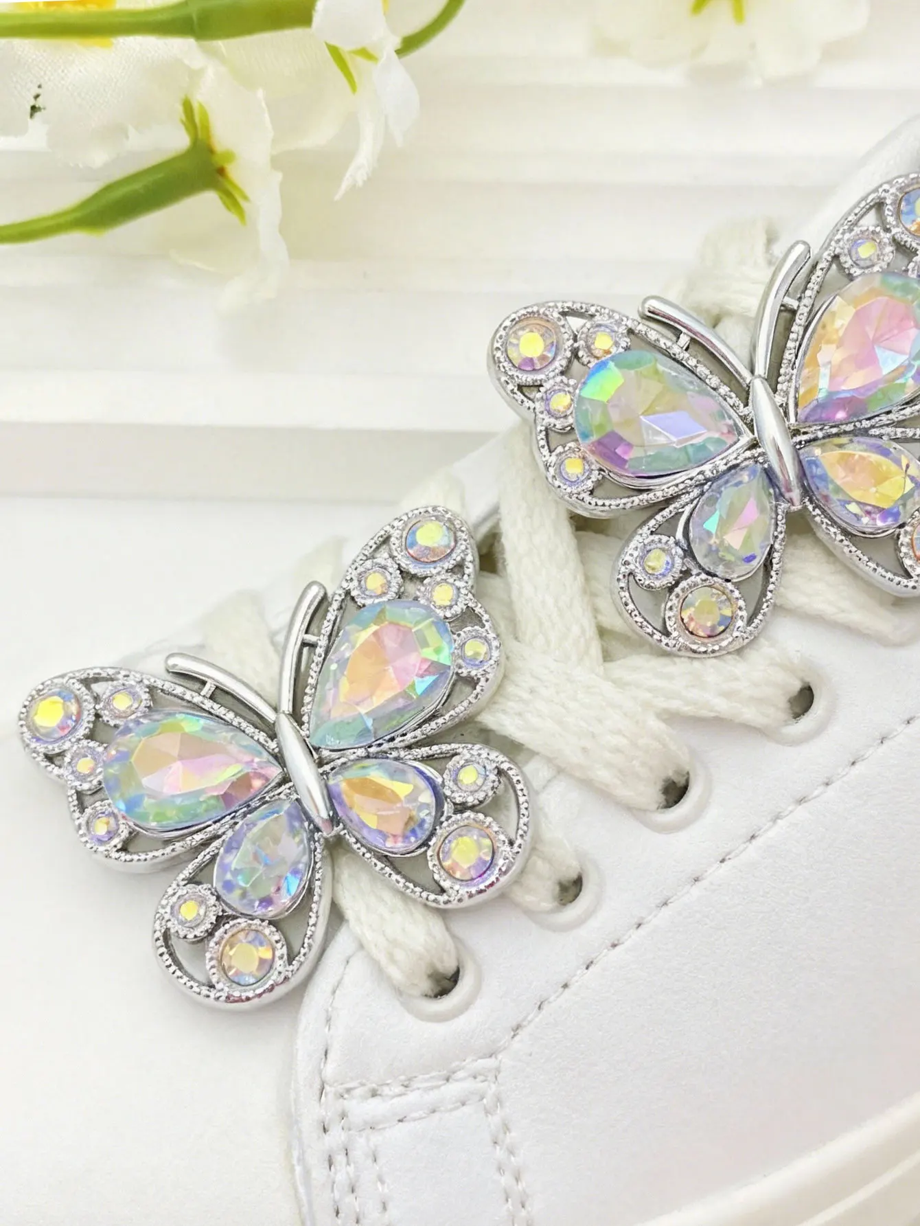 2 Shiny Shoelace Charms Abs Butterfly Buckle Decoration, Pearl-Encrusted Diamond Bear DIY Luxury Rhinestone Shoelace Clip Accessories Decoration Suitable for Women's Boots, Sneakers, Christmas, Halloween, Birthday Party Gifts