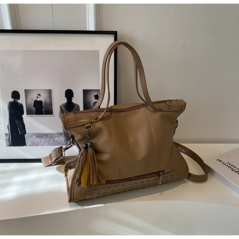 

Стильная женская сумка-мессенджер из мягкой кожи, через плечо с известным дизайнером для удобства