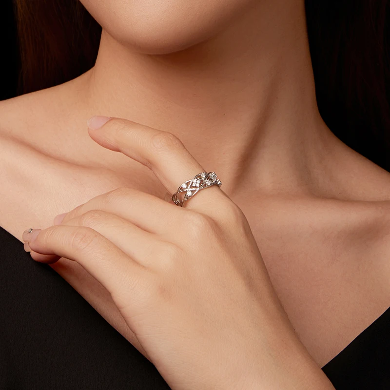

Bamoer U Four-Leaf Clover Moissanite Ring Retro Pattern Wide Band Ring D Color Round Cut Lab Diamond for Women Wedding Jewelry