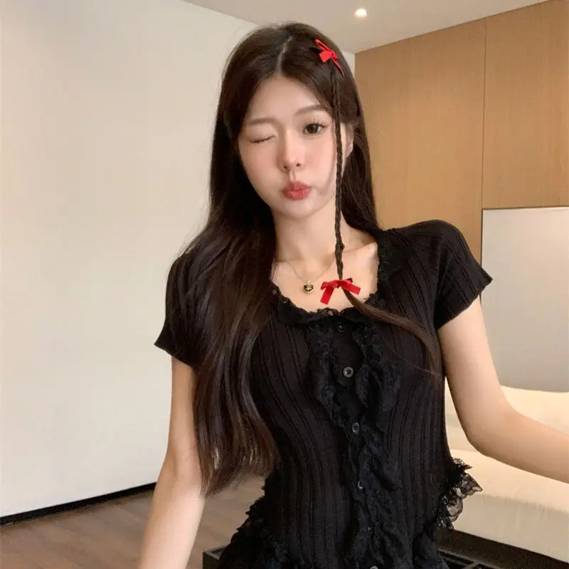 Maglione a maniche corte con giunture in pizzo dolce per donna 2025 Camicia base slim di nuovo design estivo Top corto