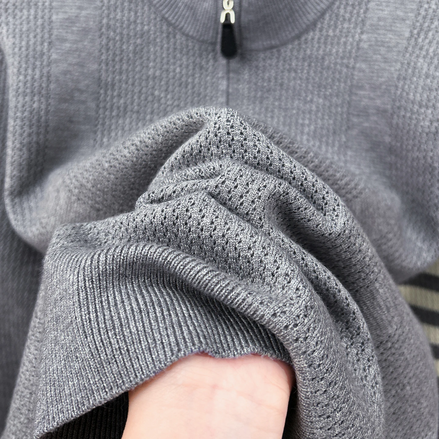 Hochwertiger Pullover mit halbem Reißverschlusskragen für Herren Herbstneuheit klassisches gestreiftes Design exquisite Welpen-Stickerei gestrickter Pullover. – Detail 20