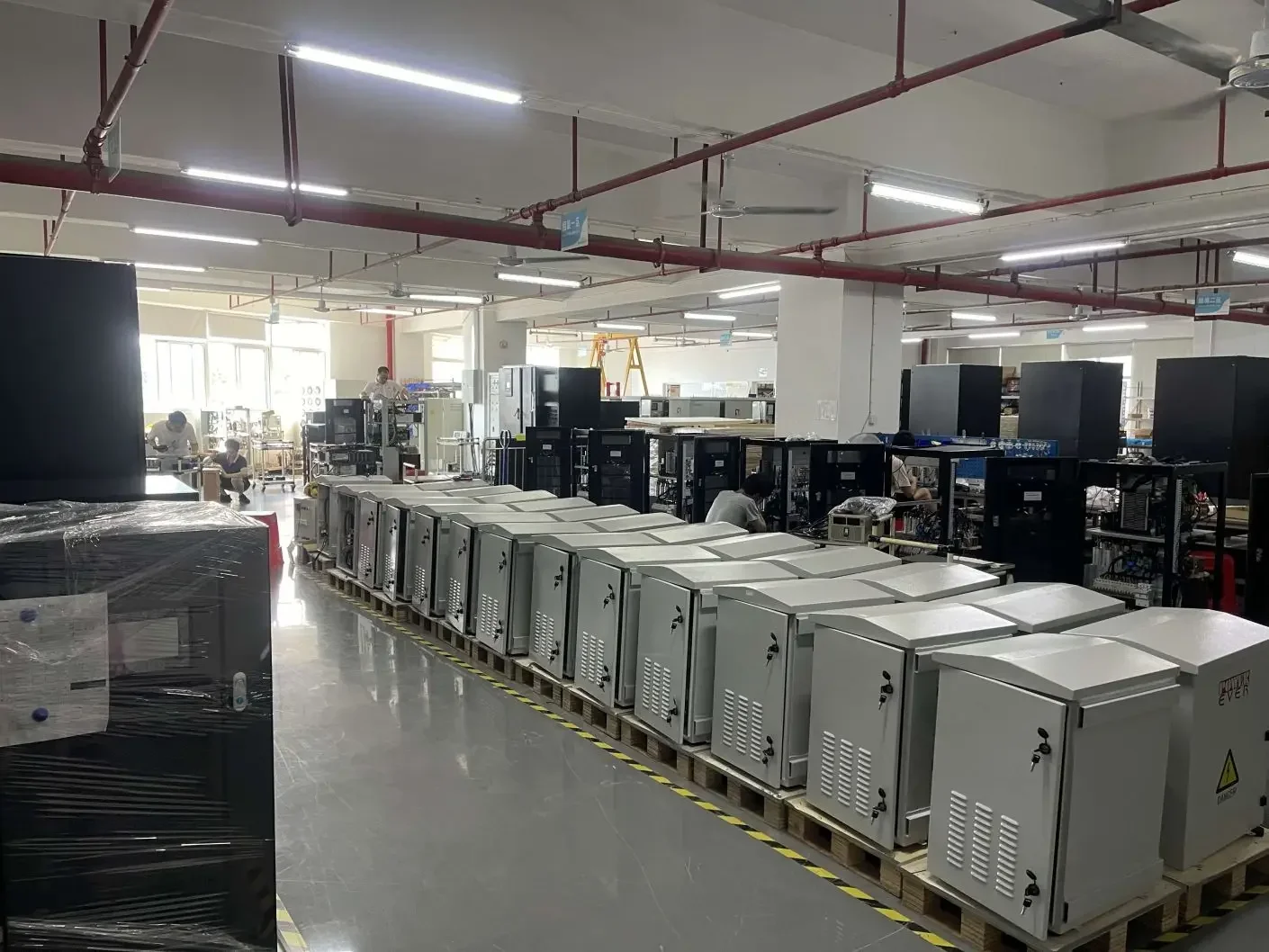 نظام UPS للطاقة الشمسية الخارجية 3KVA IP55 مع بطارية مدمجة وUPS للتبريد والرياح والغبار عبر الإنترنت للطاقة المتجددة