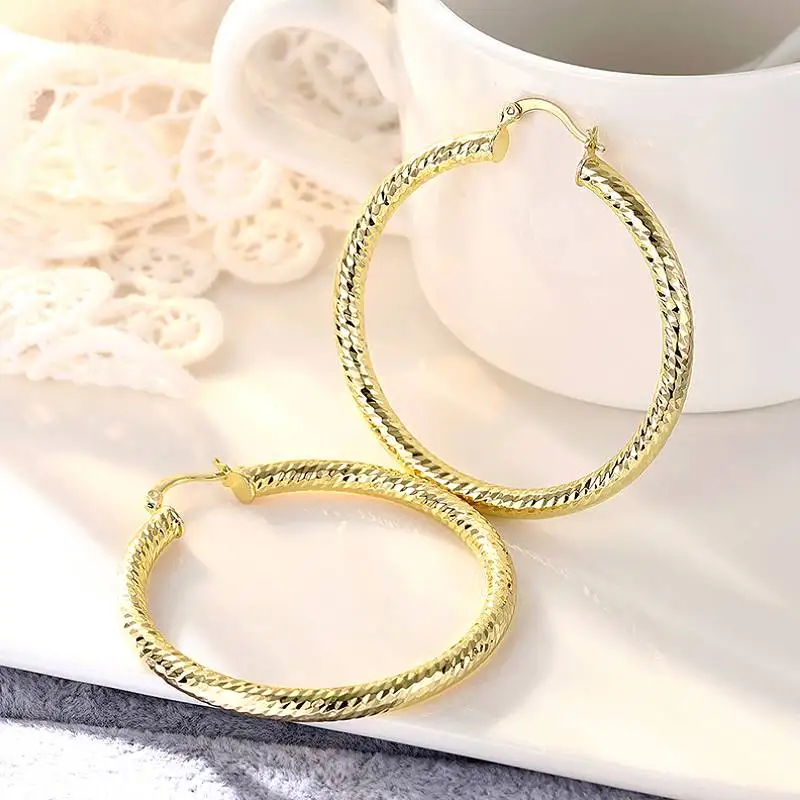 Huitan Damen-Kreolen mit schlichtem Design, vielseitig einsetzbar für den Alltag, Party, Modeaccessoires, luxuriöser Hochzeitsschmuck aus Metall für Damen