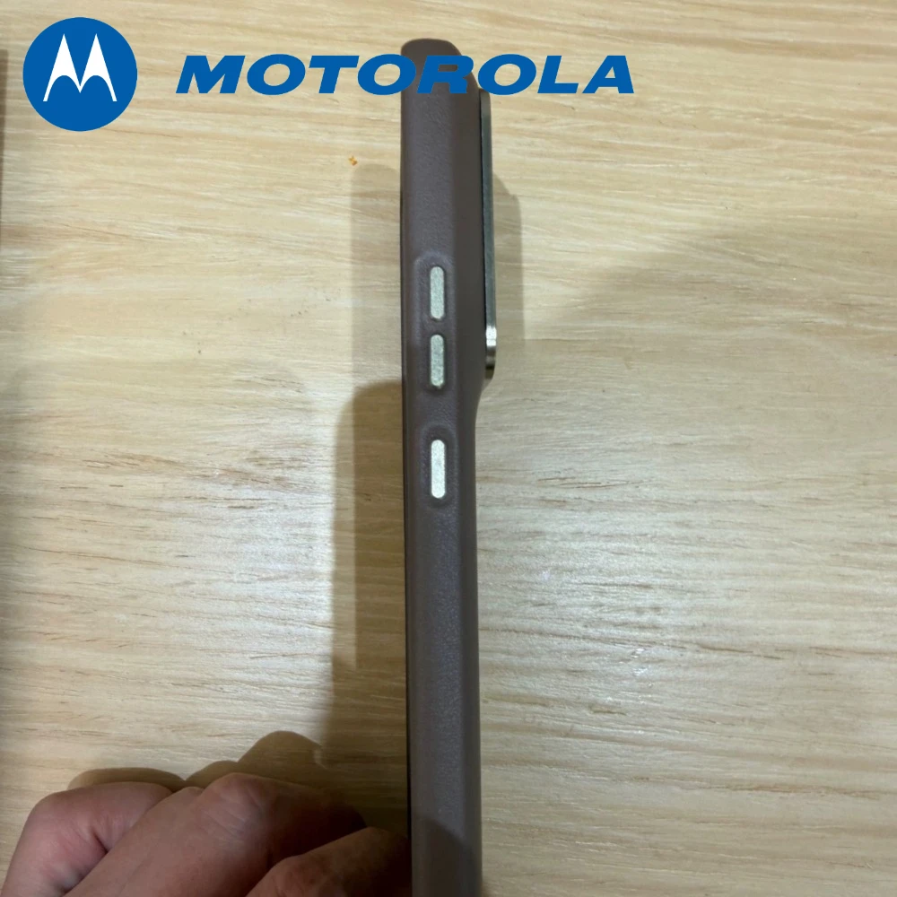 Oryginalne etui Motorola Signature do telefonu MOTO X70 Air Pro, skórzane, z magnetycznym zamknięciem, model XT 2601-1, zapewniające ochronę na wszystkich krawędziach i chroniące przed upadkiem. — zdjęcie produktu 3