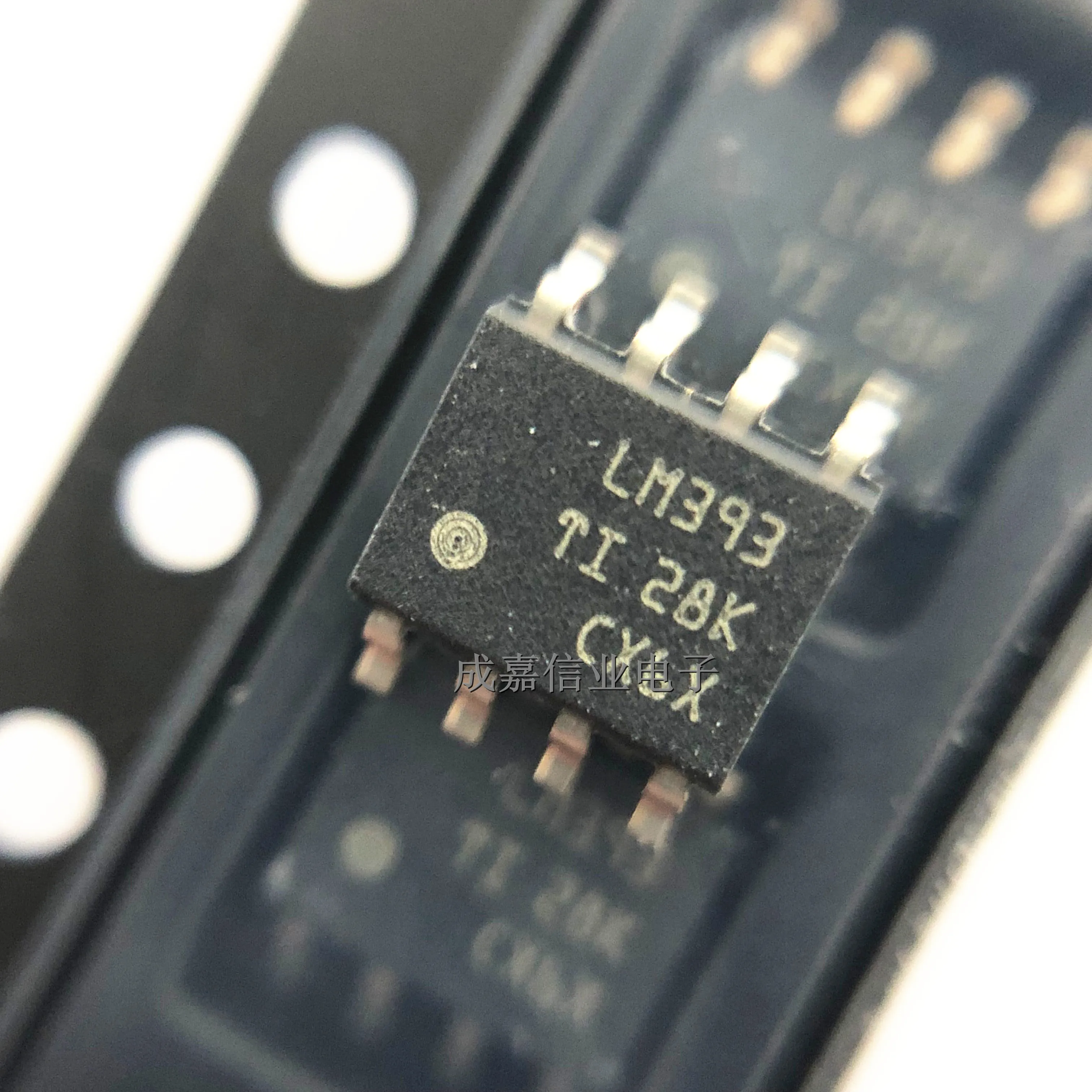 100pcs/Lot LM393DR SOP-8 LM393 Analog Comparators Dual Differential Operating Temperature:0 C-+ 70 C