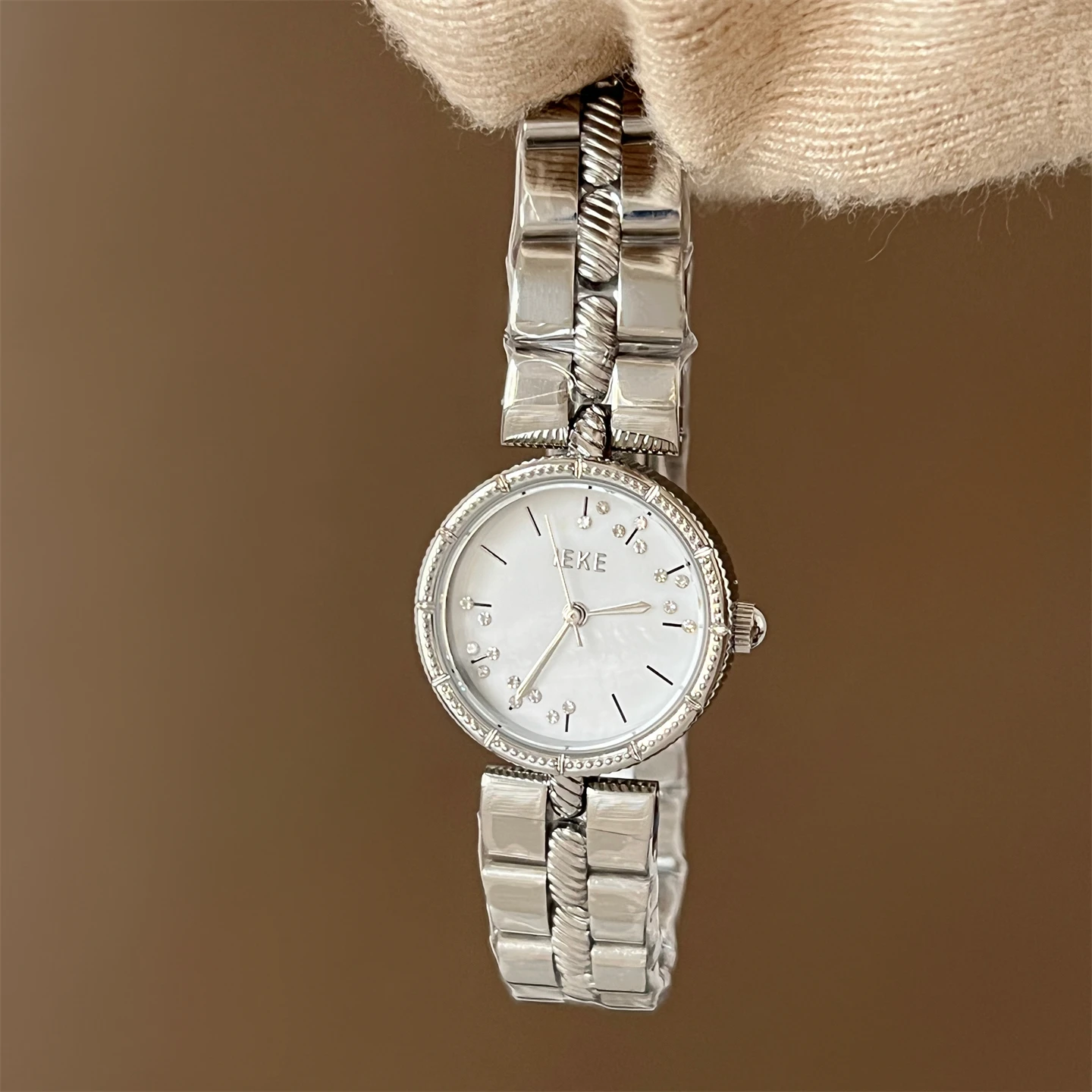 

New niche design retro disc luxury light luxury watch for women, simple and versatile, non collision watch