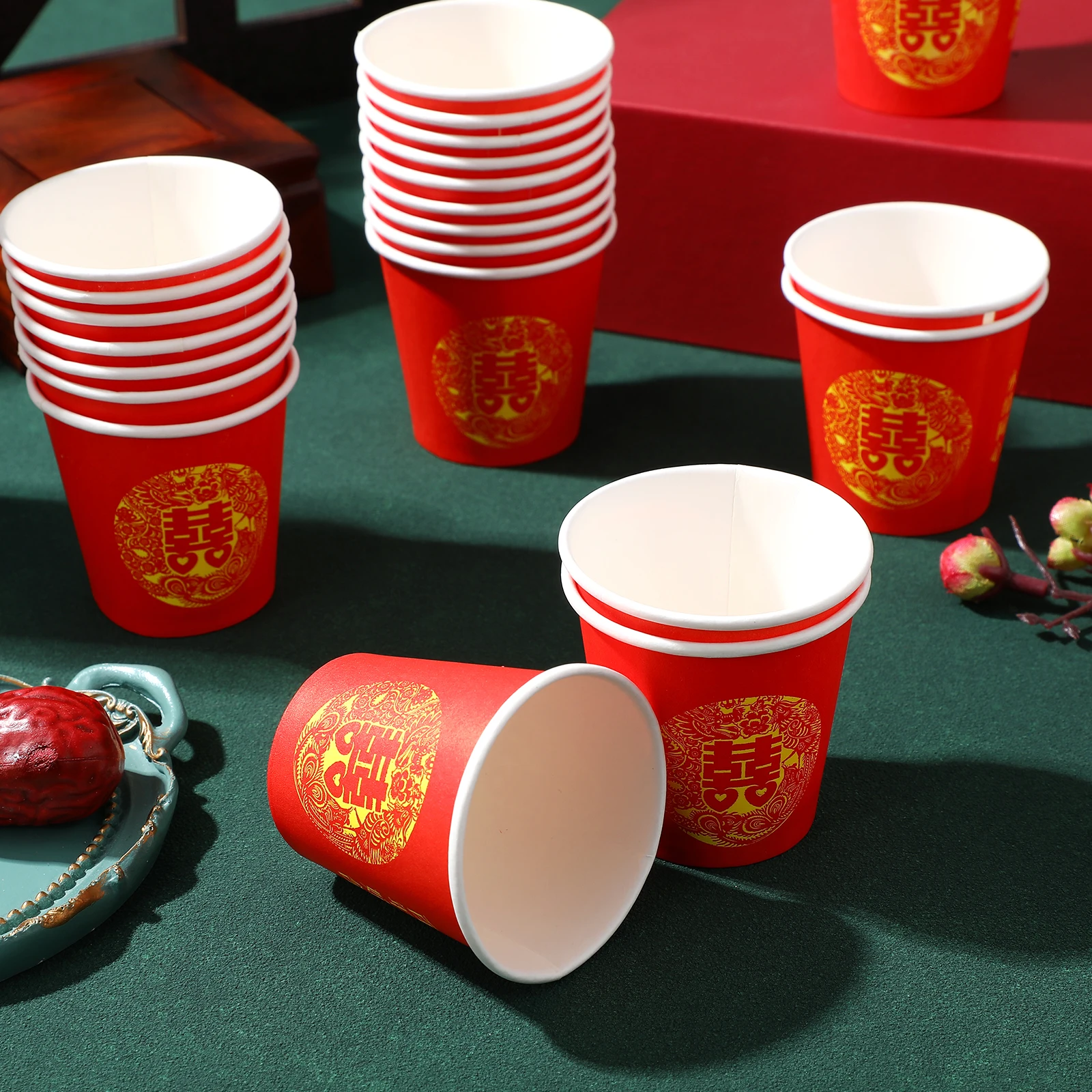 

Красные одноразовые бумажные стаканы «Счастье»