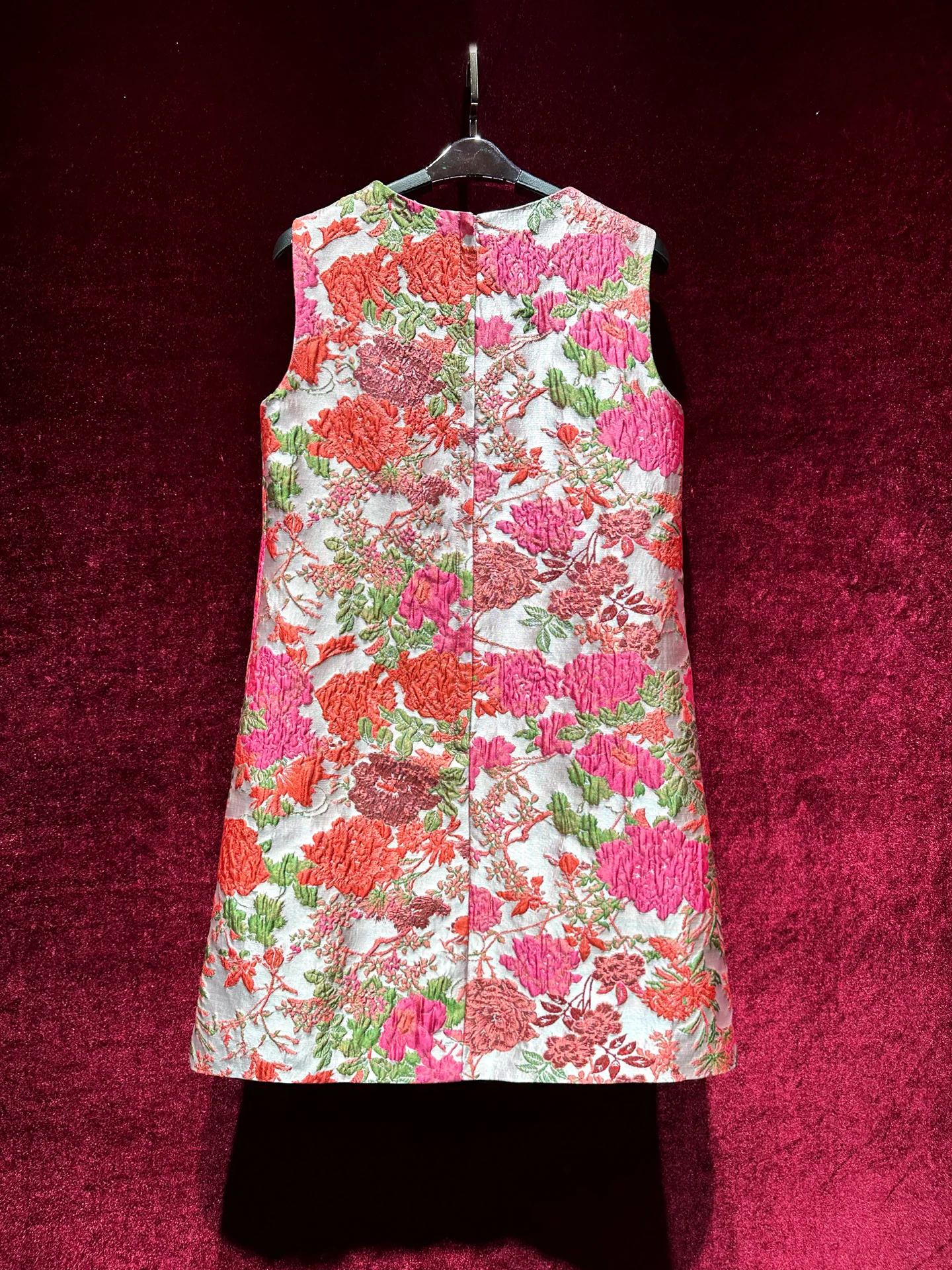 Hochwertige Stickerei, Jacquard-Diamanten, kurzes A-Linien-Kleid, 2025, neuer Sommer, lockere Taille, ärmelloses Tank-Kleid für Damen, Rundhalsausschnitt