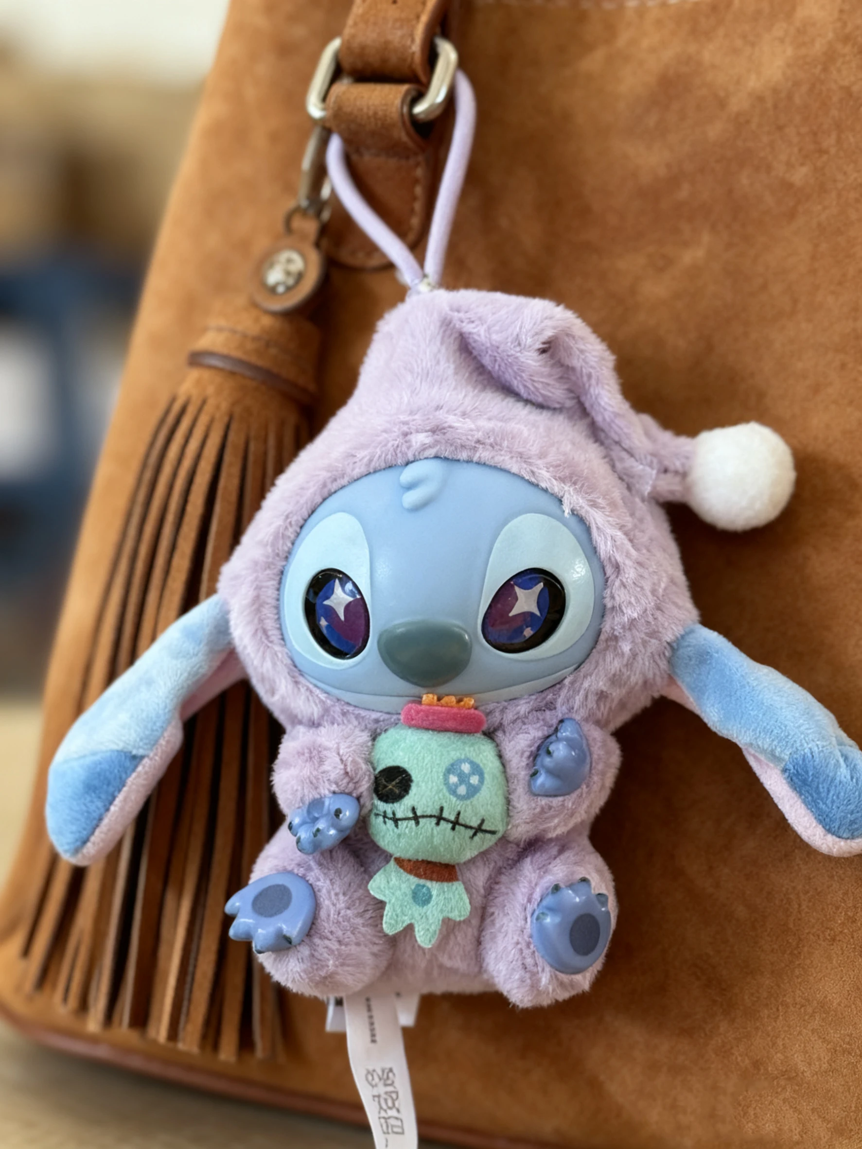 في عام 2025، يتميز بضائع ديزني الجديدة بأنماط لطيفة من ستيتش، وقلادة قطيفة يجب اقتناؤها ولعبة غرزة تحب الجميع