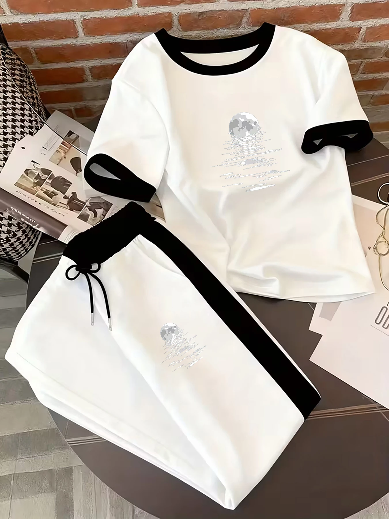 

Весенне-летний черно-белый контрастный костюм с круглым вырезом и короткими рукавами, с принтом в виде отражения луны, повседневный спортивный комплект из двух предметов