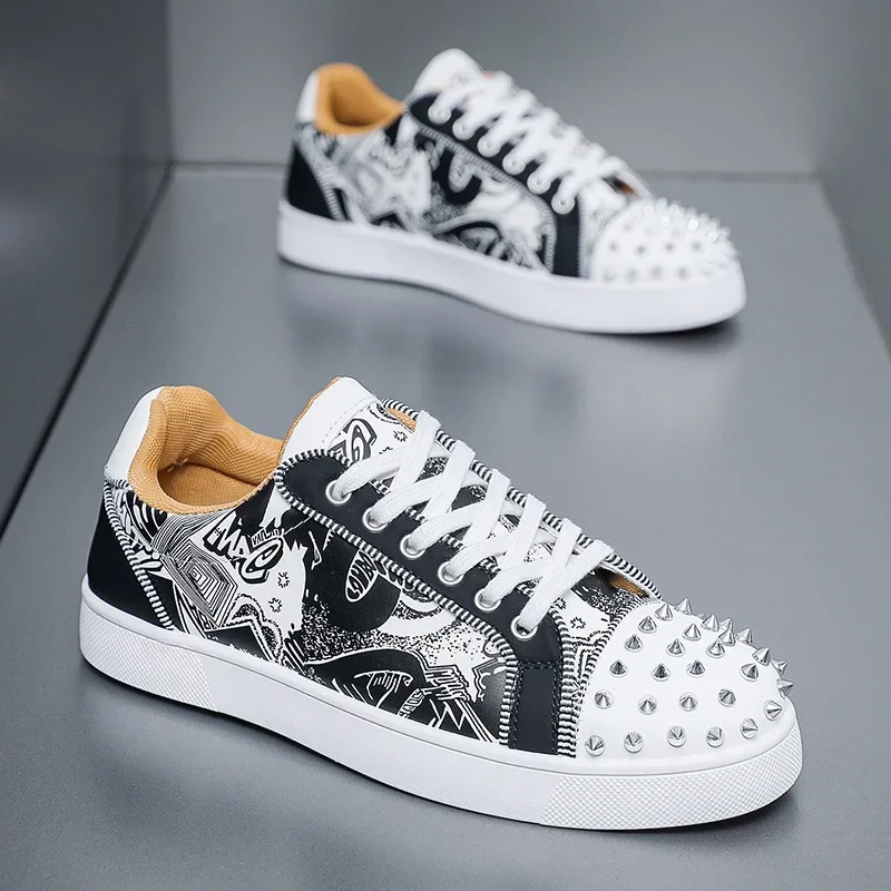 

Трендовая мужская кожаная повседневная обувь в стиле панк, туфли для скейтбординга на плоской подошве с заклепками, крутые черные лоферы для молодых людей