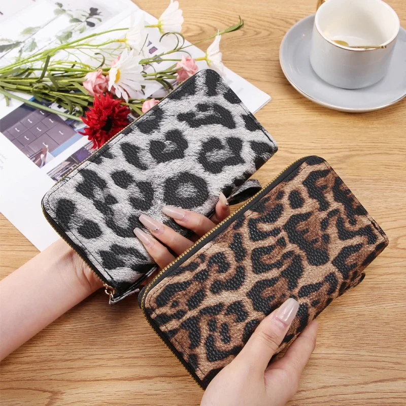 2024 New Leopard Print Retro Long Wrist Wallet Fashion Versatile Small Bag Wallet for Women