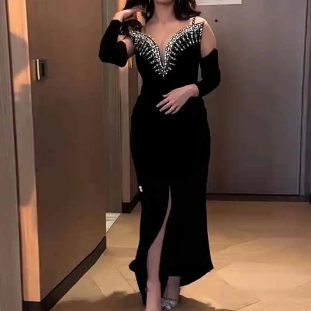 Vestidos de fiesta de Dubái para mujer, vestido de cumpleaños con vaina/columna de terciopelo, vestidos de fiesta divididos con diamantes de imitación/cristales negros, 2025