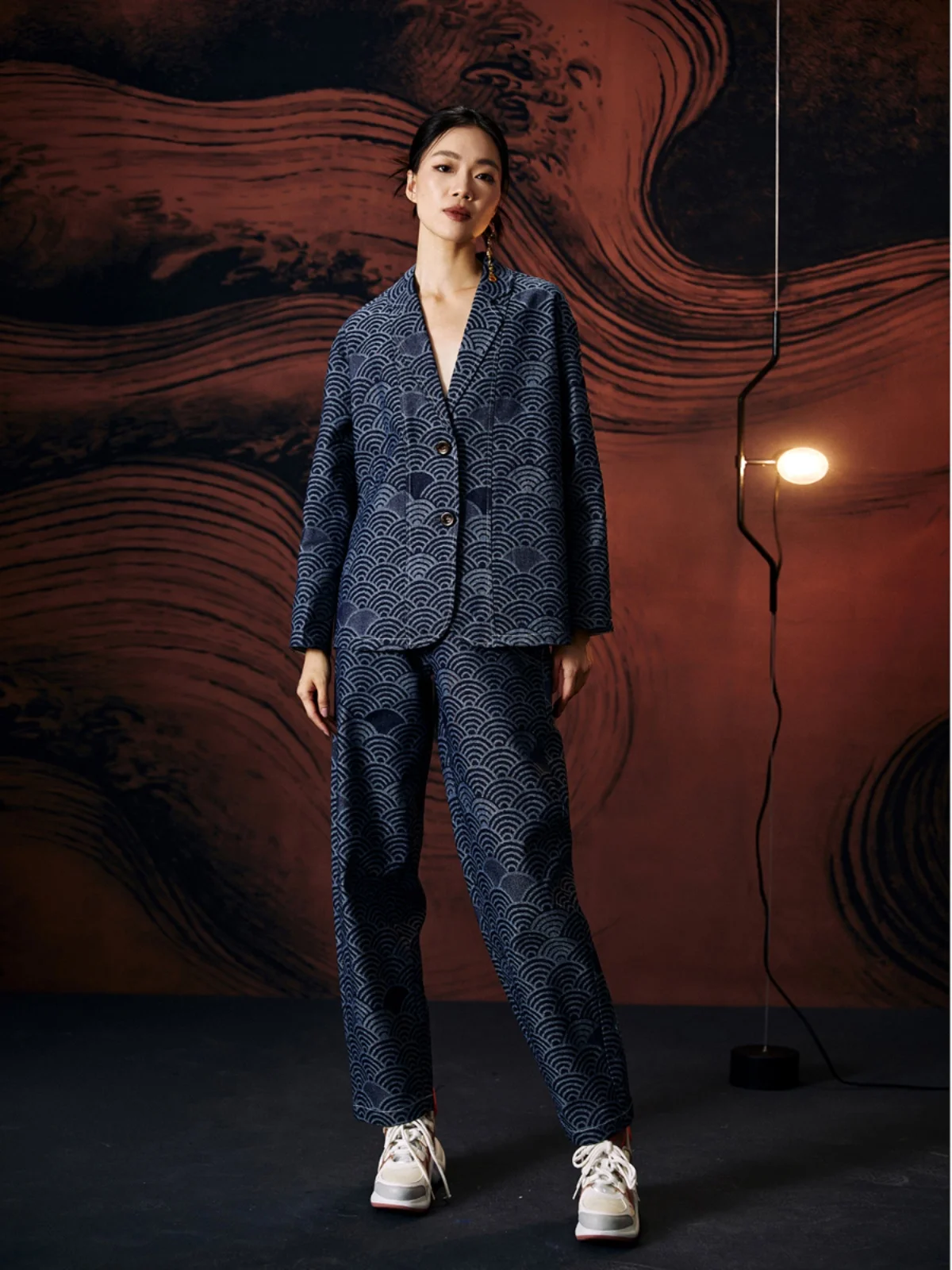 

Оригинальный дизайн: женский повседневный костюм с брюками-клеш и джинсовой вышивкой волнообразным узором, модный комплект из двух предметов с длинными рукавами и пуговицами.