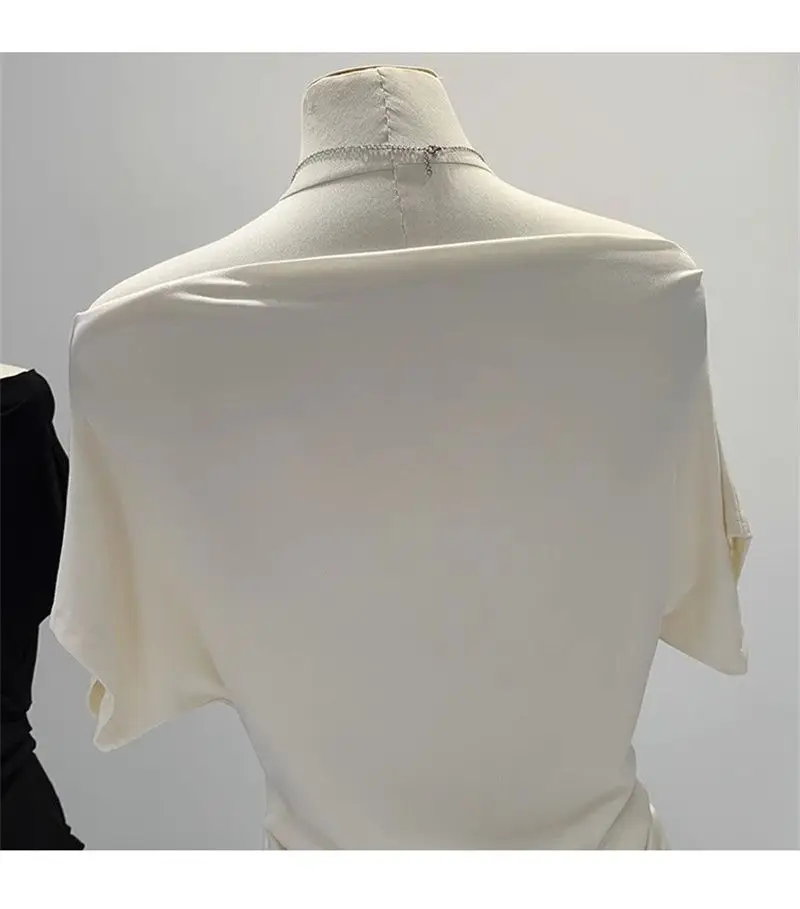 Sommerliches, schwarzes Damen-T-Shirt mit einem Schulterträger, kurzen Ärmeln, im koreanischen Stil, figurbetont, mit freiem Schulterbereich, modisch. – Detail 11