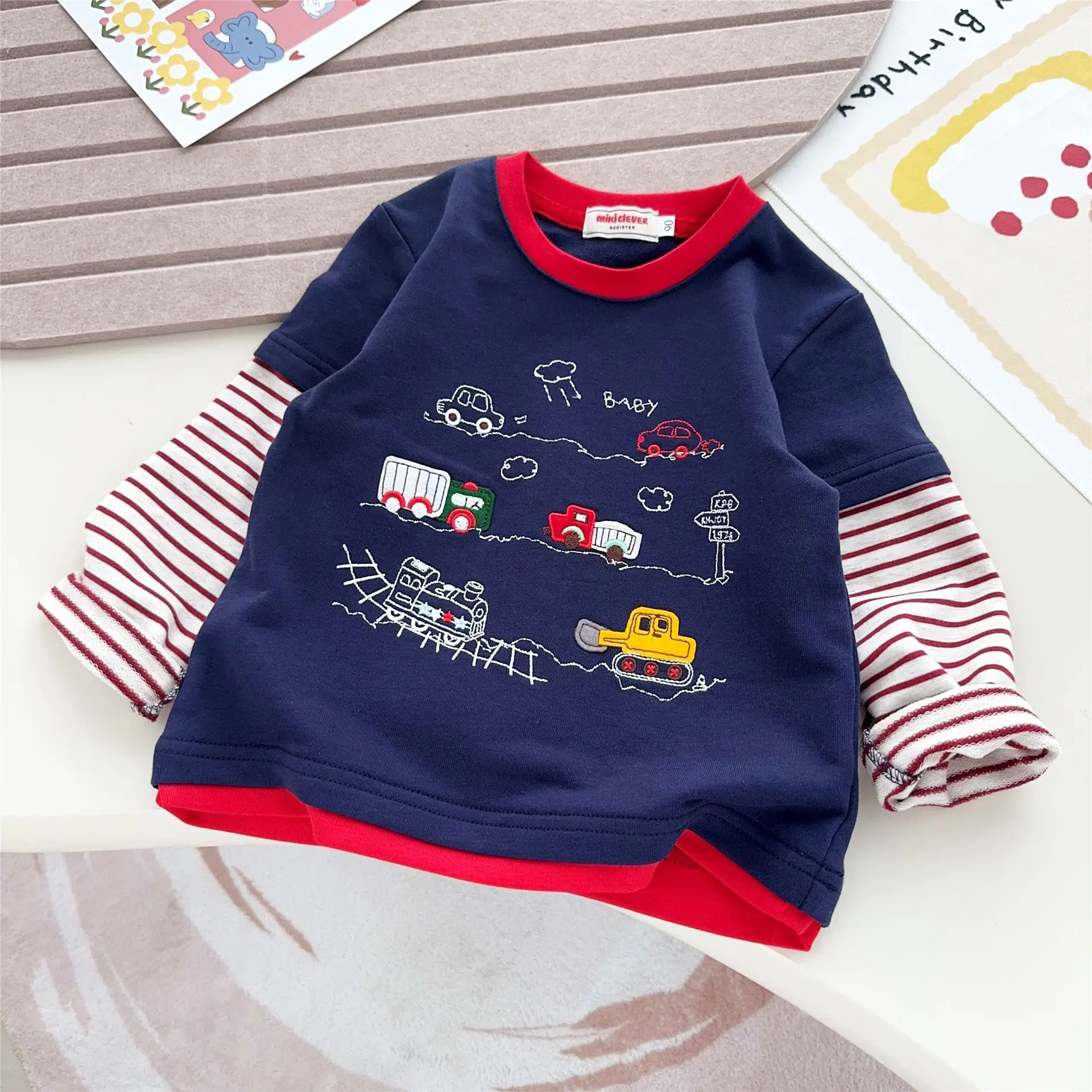الأطفال تي شيرت بأكمام طويلة 2025 الخريف الياباني نمط جديد لطيف الهندسة سيارة وهمية اثنين الكرتون القمم للبنين والبنات