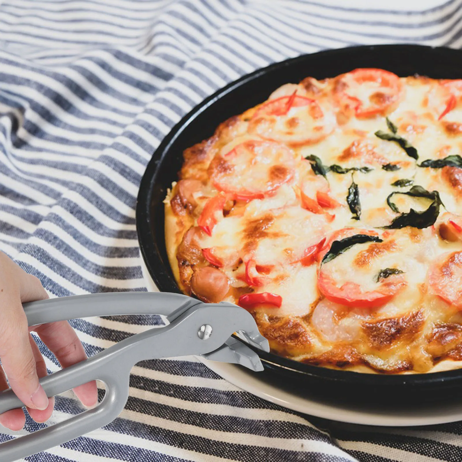 

1Pcs Heat Resistant Pizza Pan Gripper Baking Tray Clamp Aluminium Alloy Kitchen Tongs Safe Handling Cooking Tool