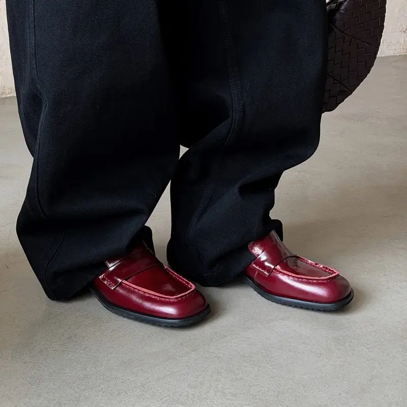 Morazora Damen Leder Loafer C63a, Rückansicht, die die Fersenkonstruktion und das Markenlogo zeigt.