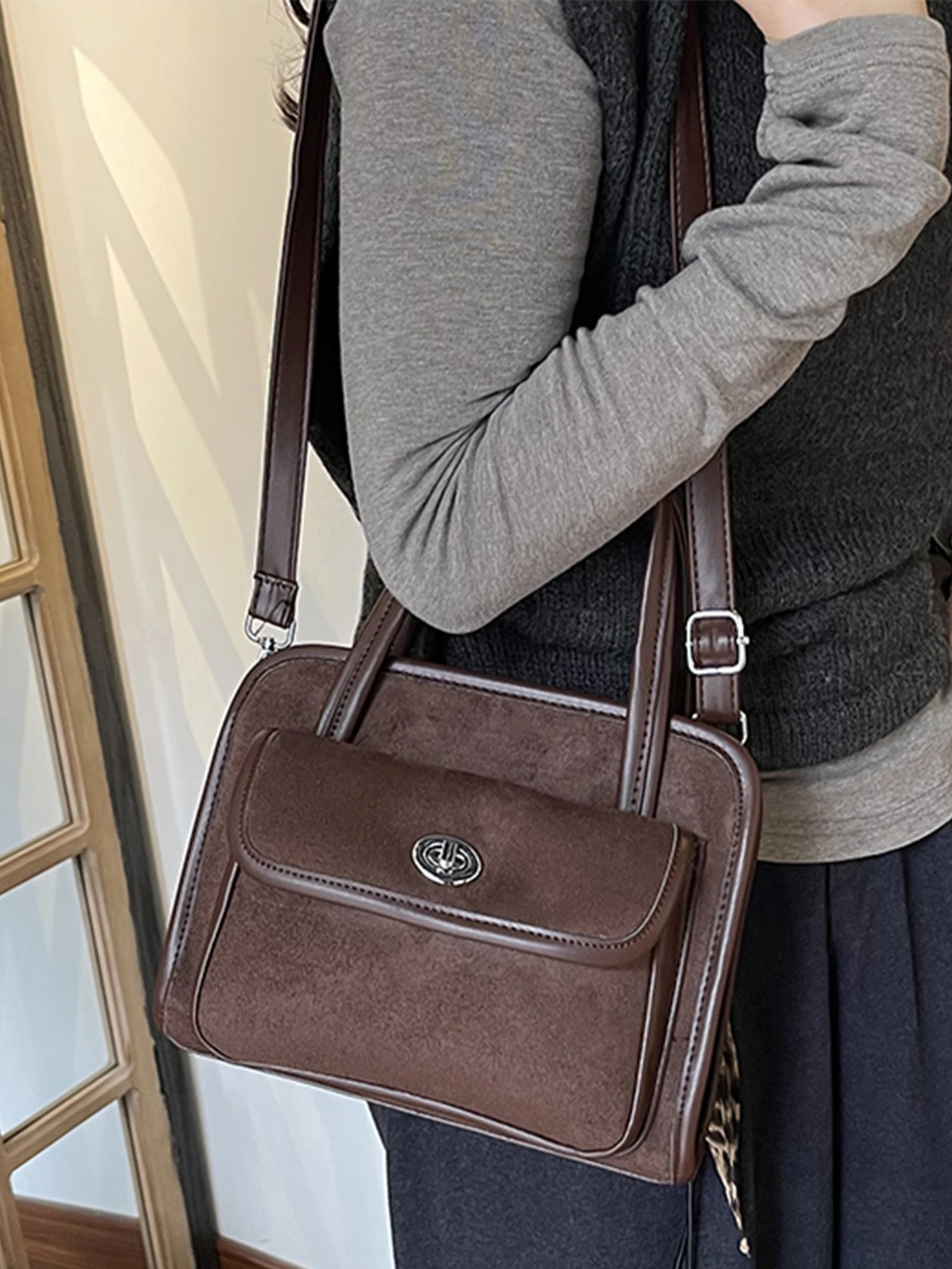 

Women's Suede Crossbody Bag Casual Retro Small Square Handbag Fall Winter New Sle Handheld Diagonal Bag Quirky Design