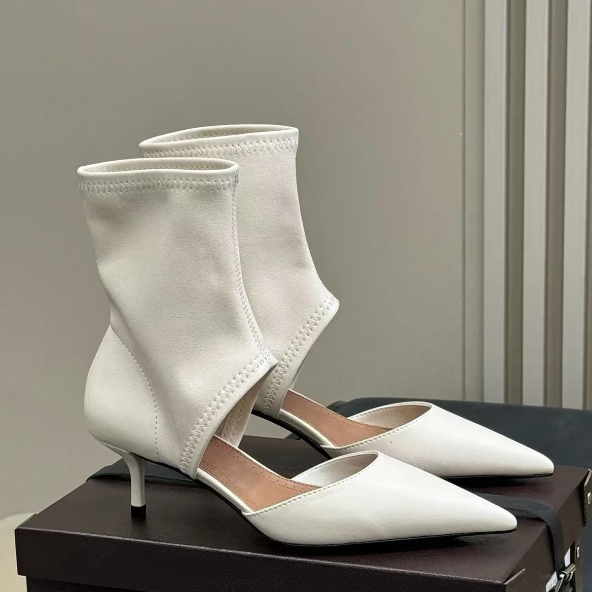 Botas legais para mulheres 2025 verão novo estilo apontado, fino, temperamento sexy versátil botas curtas de salto alto