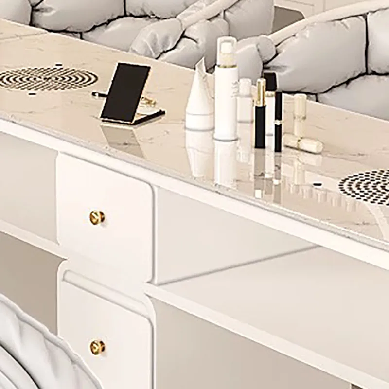 Moderner, minimalistischer Nageltisch, hochwertiger, ästhetischer, klassischer, attraktiver Nageltisch, schönes, ordentliches Bureau, manucure Salonmöbel