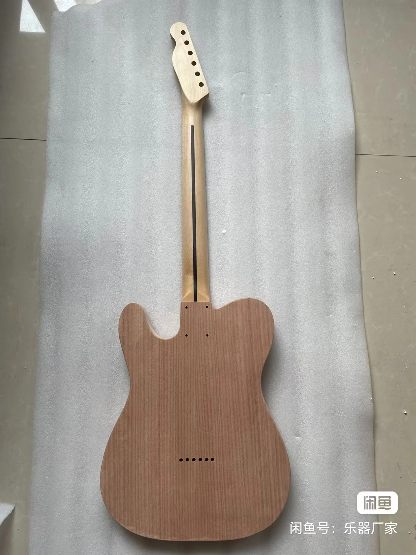 To spell the mahogany electric guitar body, plus maple neck, holes have been played, beautiful grain, interface 5.6cm