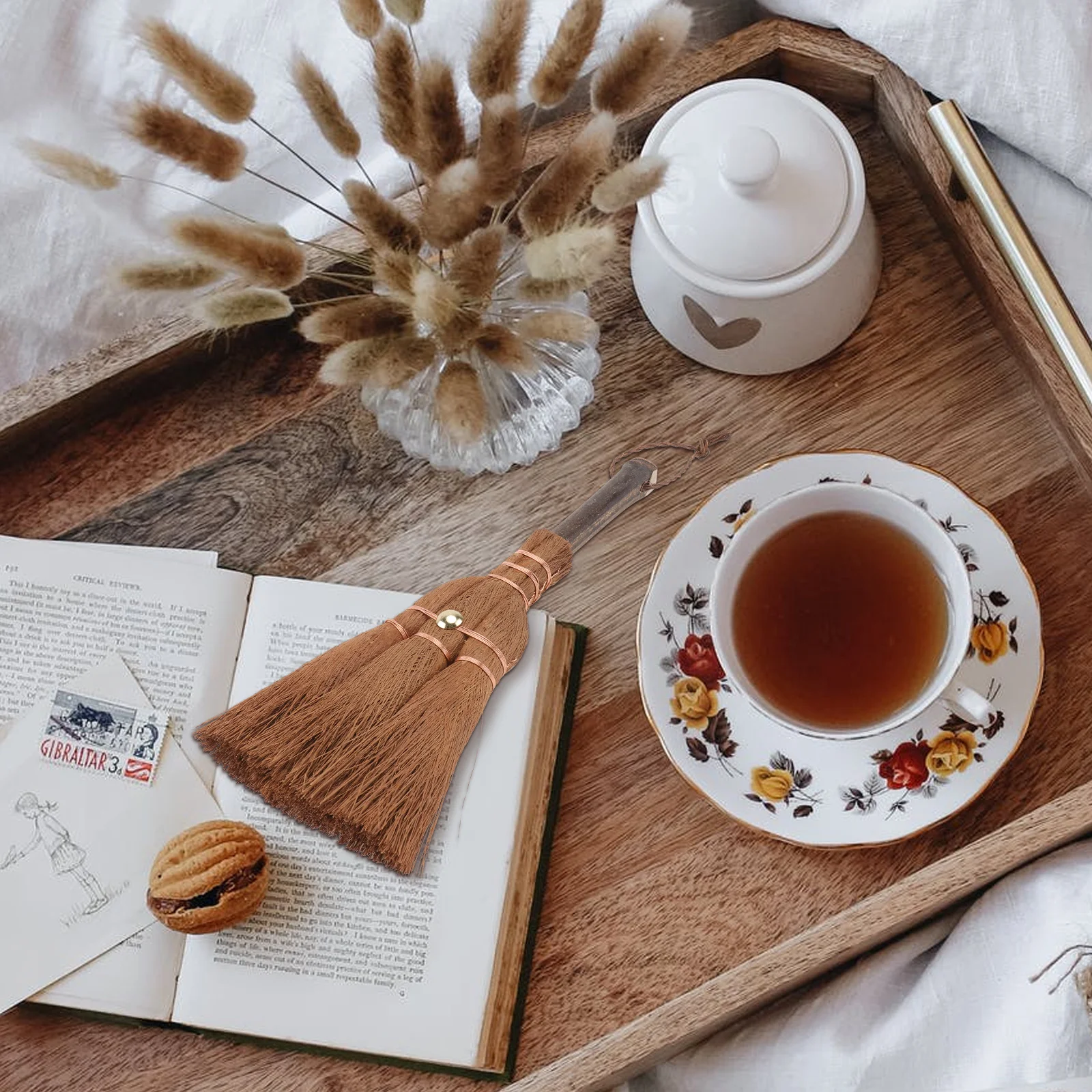 ไม้กวาดขนาดเล็ก 1 ชิ้น สำหรับทำความสะอาดบ้าน น้ำหนักเบา ทนทาน พร้อมเชือกแขวน เหมาะสำหรับพิธีชงชา