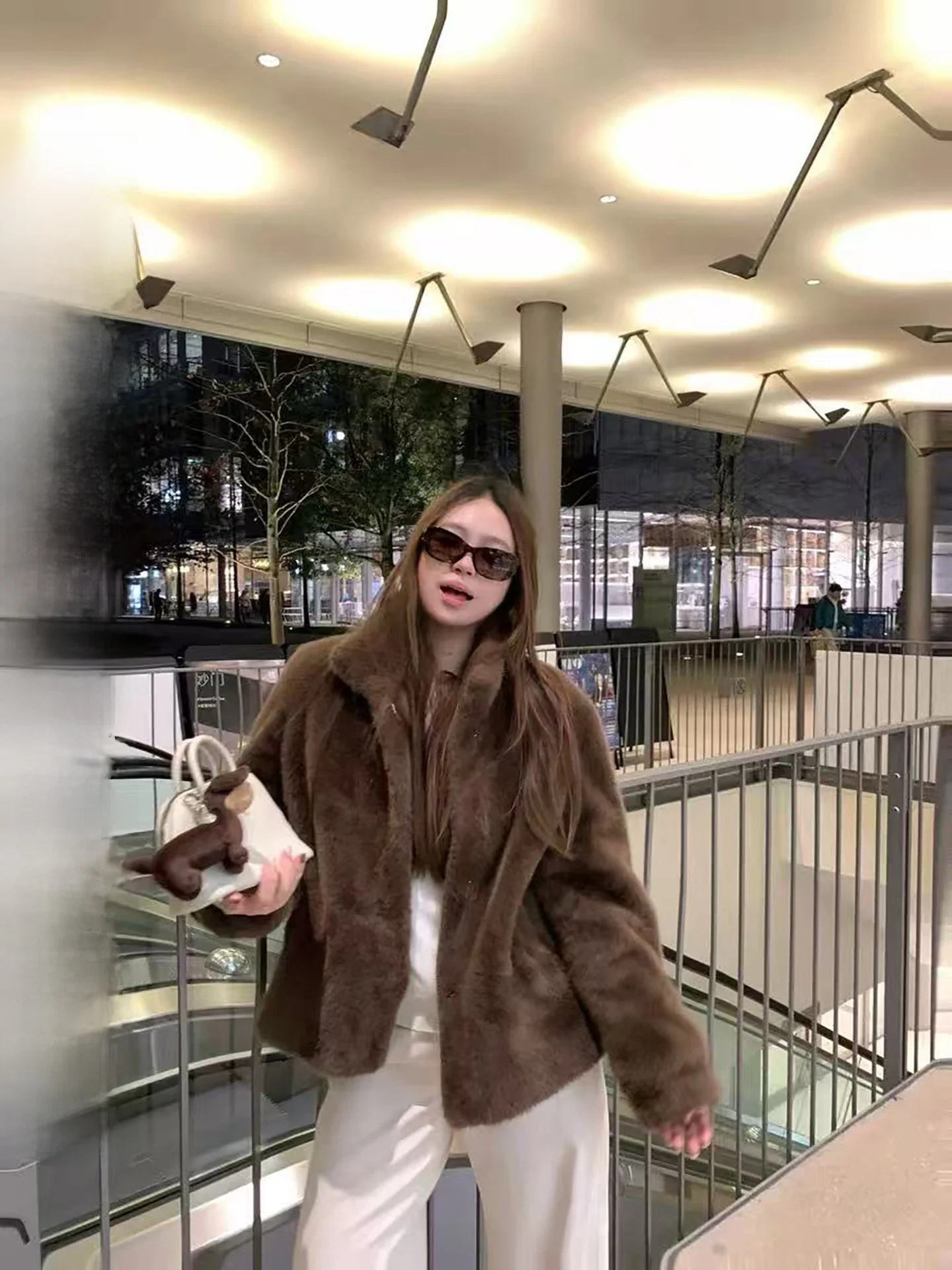 

Экологичная женская зимняя куртка из переработанного страусиного меха с воротником-стойкой, повседневная, модная, без бренда