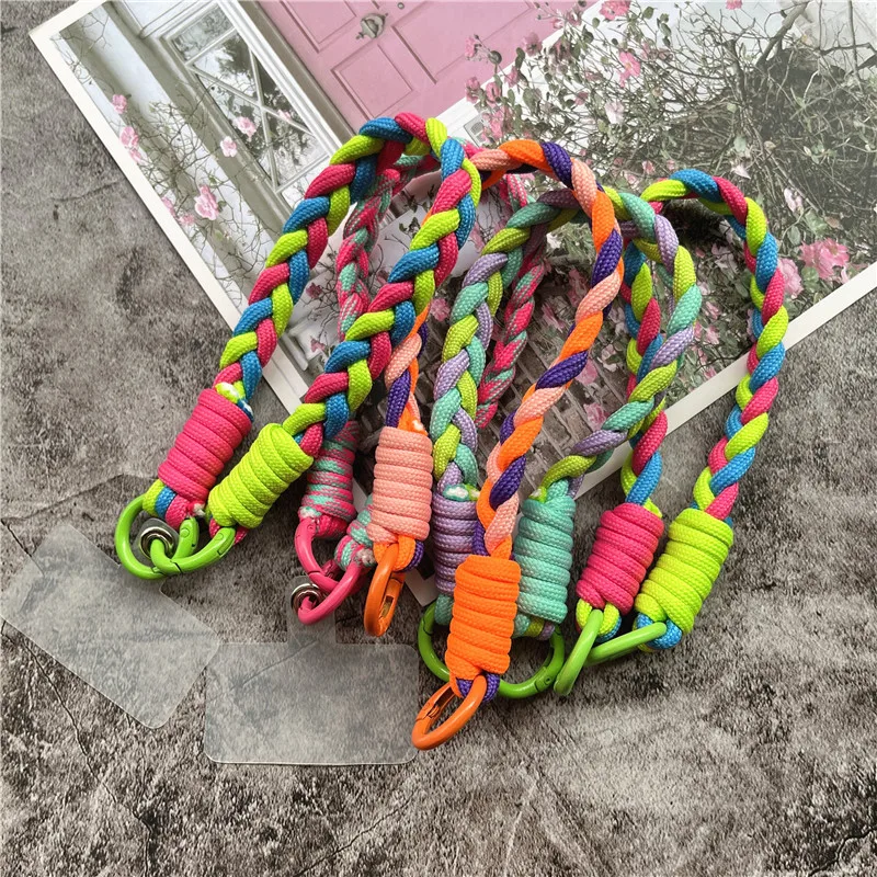 LLavero de cuerda hecho a mano, correa de muñeca, llavero de Metal de colores, cordón con colgante de tarjeta para funda de móvil, encanto de