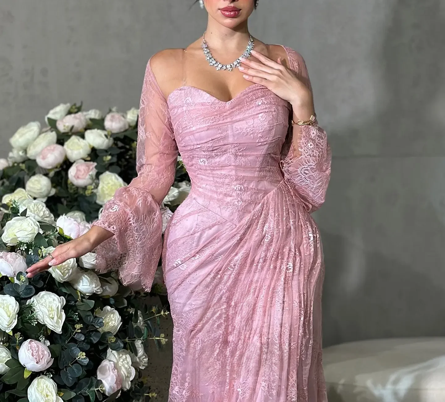 فستان أنيق لحفلات الزفاف للسيدات على شكل قلب وردي من الدانتيل بأكمام طويلة فستان سهرة رسمي حسب الطلب
