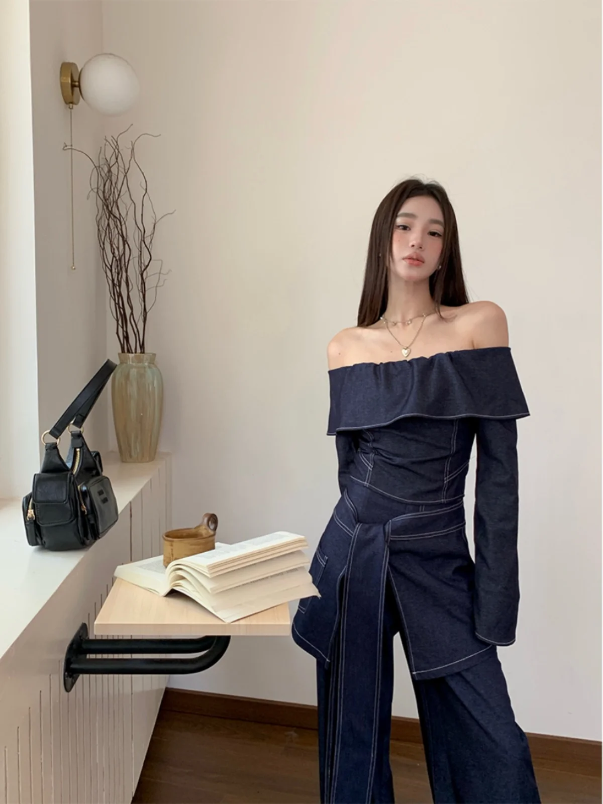 

Американский ретро-джинсовый комплект: топ на одно плечо и брюки с высокой талией и широкими штанинами, цвет медовый персик, осенняя коллекция.