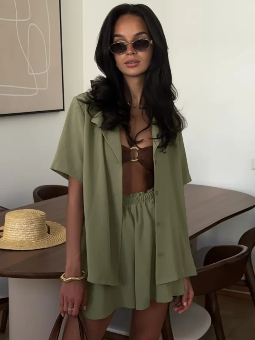 

Летний комплект Paec Fee: свободные зеленые шорты и модная рубашка с коротким рукавом и шортами с высокой талией, женская одежда 2026