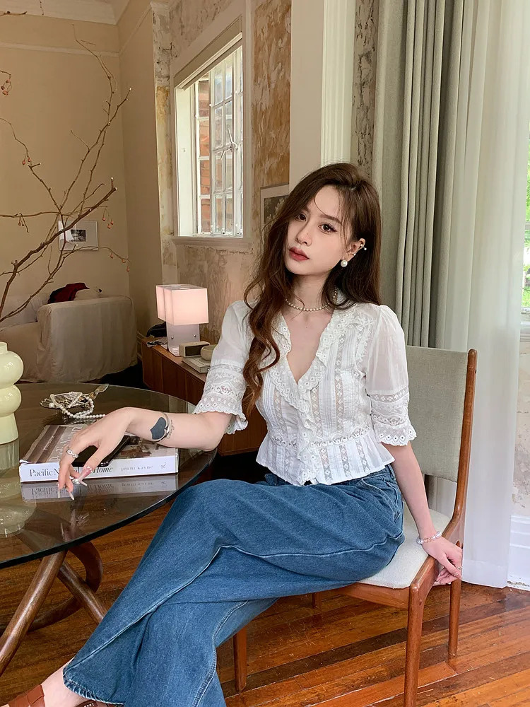 

Новинка: Женский летний топ из хлопка с глубоким V-образным вырезом, сложной вышивкой и ажурными элементами.