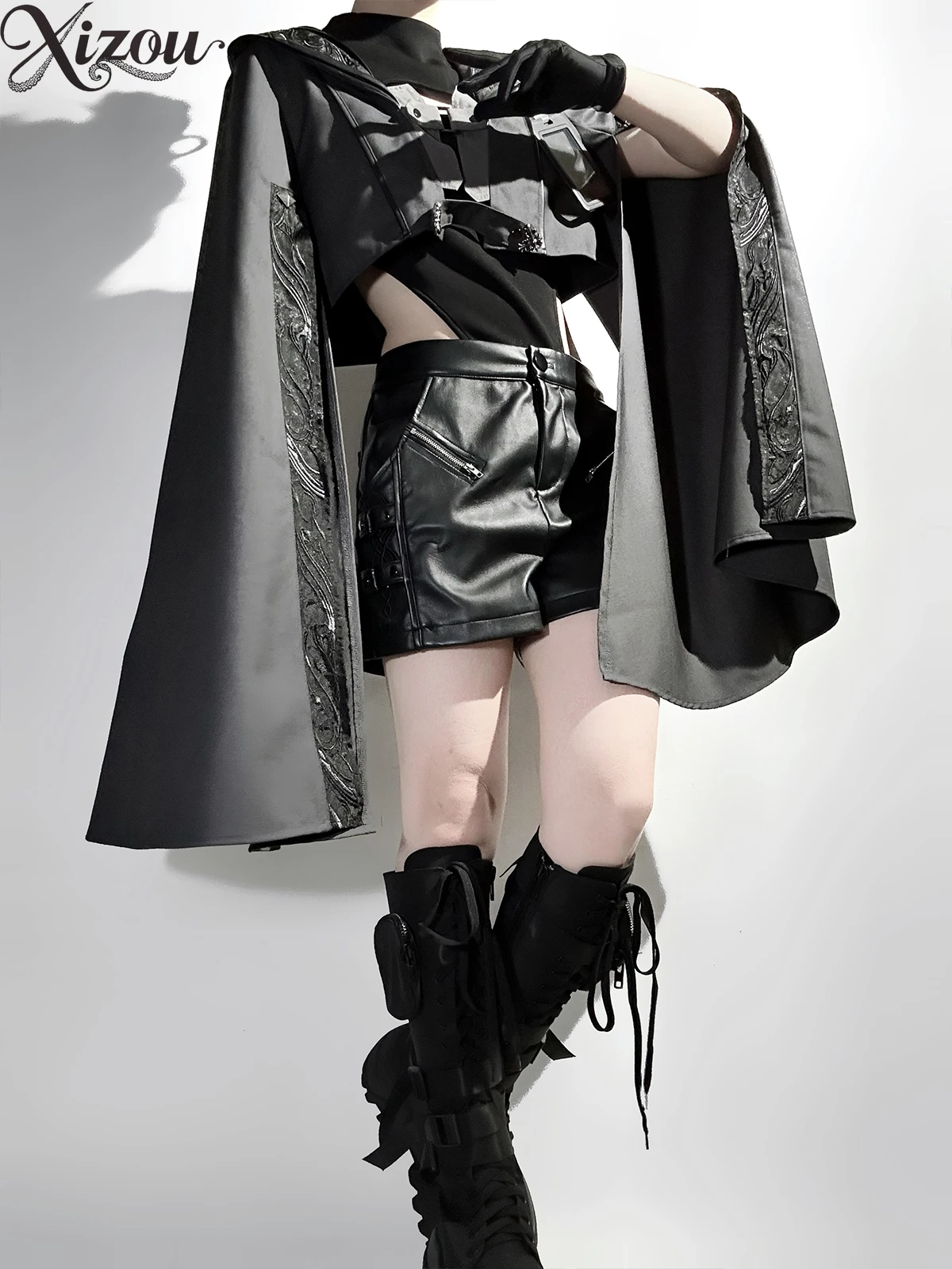 ชุดโกธิคโลลิต้า 3 ชิ้น ปี 2025 เสื้อคลุมสีดำ กางเกงหนังขาสั้น สไตล์พังก์ดาร์ก ชุดคอสเพลย์ปี 2025 แขนกระดิ่ง