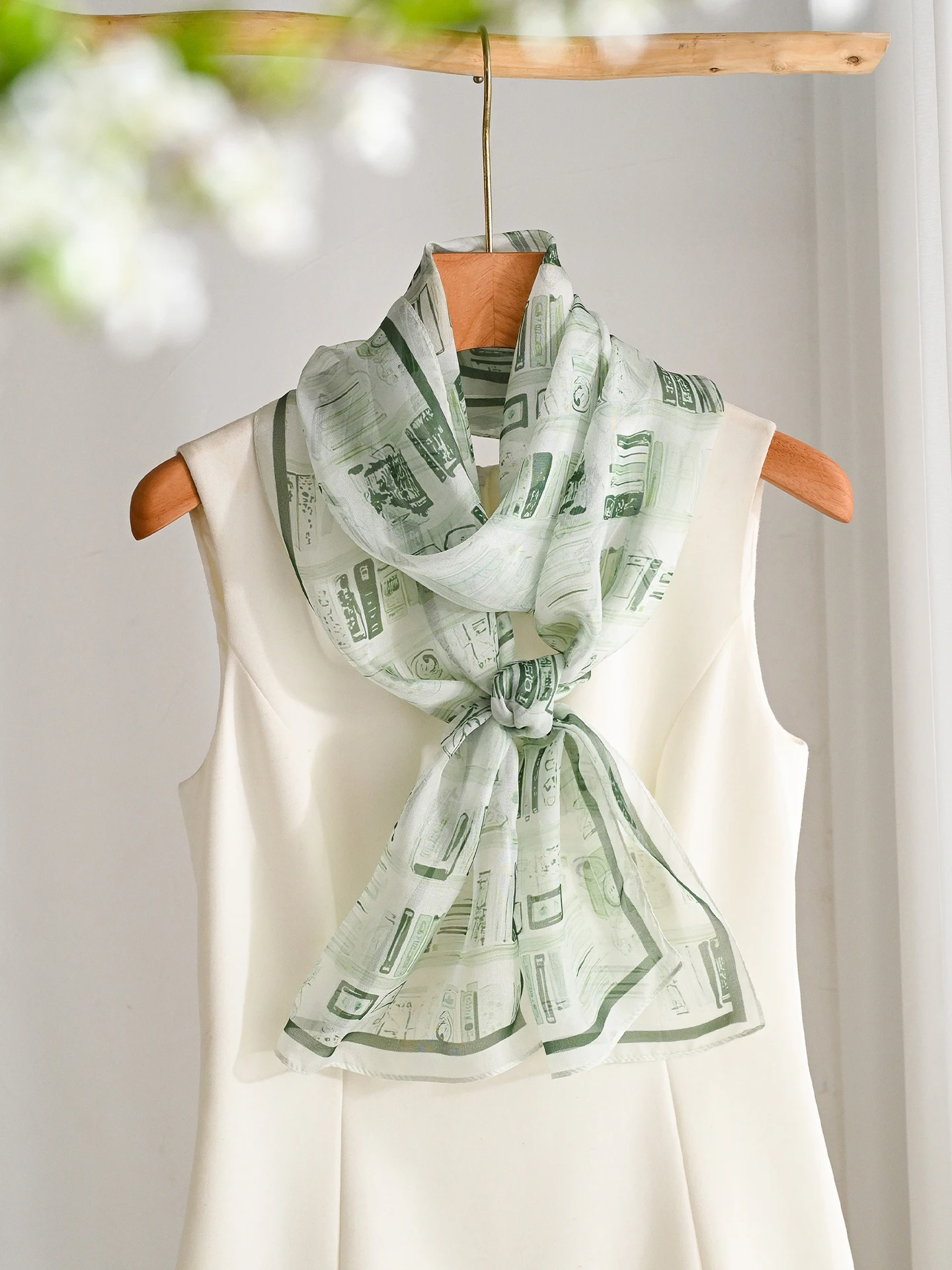 エレガントなロングシルクスカーフネクタイ薄い女性用スカーフ春の新スタイルプリントマルベリーシルク軽量多機能幾何学模様