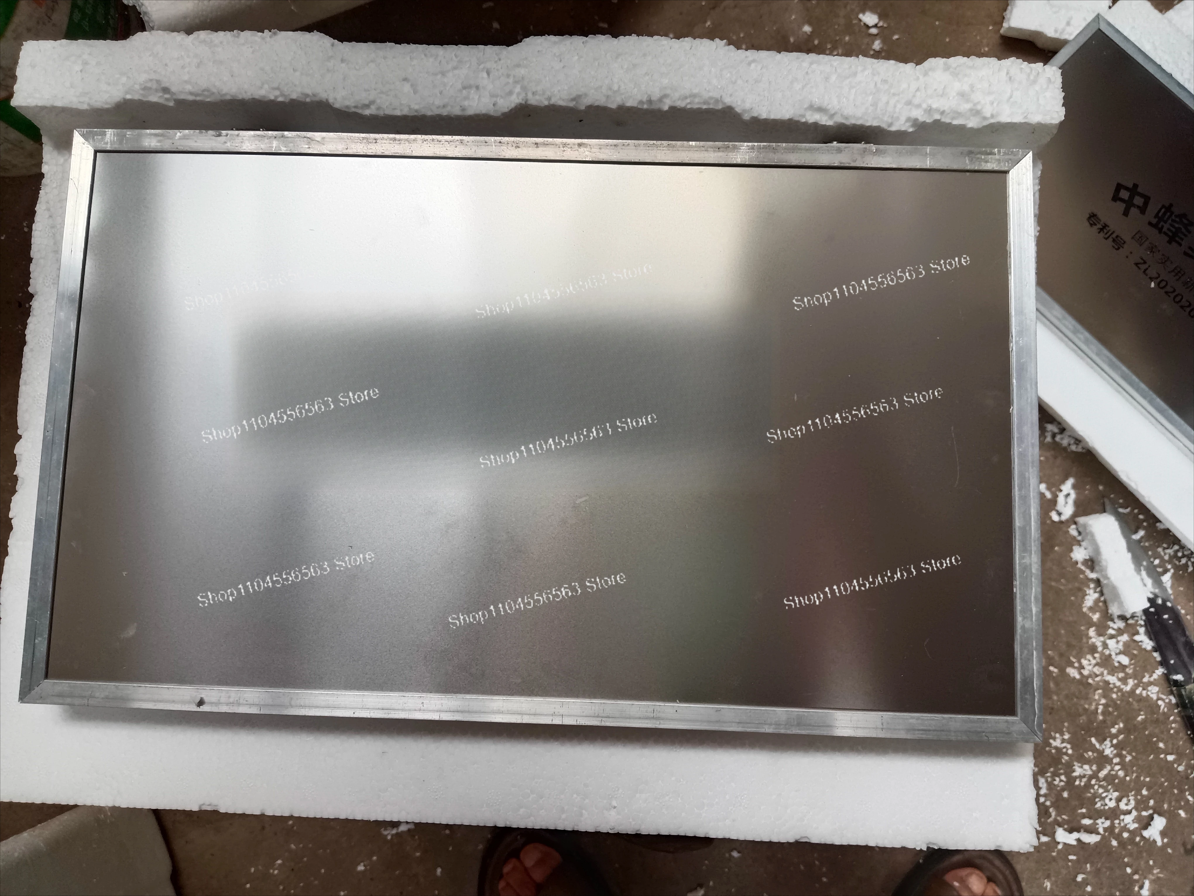 عامل تحرير خالي من فرشاة اللوحة الخلفية من شمع العسل النقي في آلة قالب السيليكون