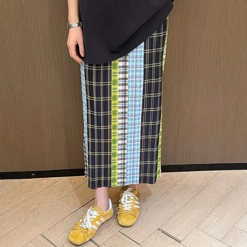 Women's long, fashionable plaid retro color-blocked straight pleated pencil skirt for spring and summer.