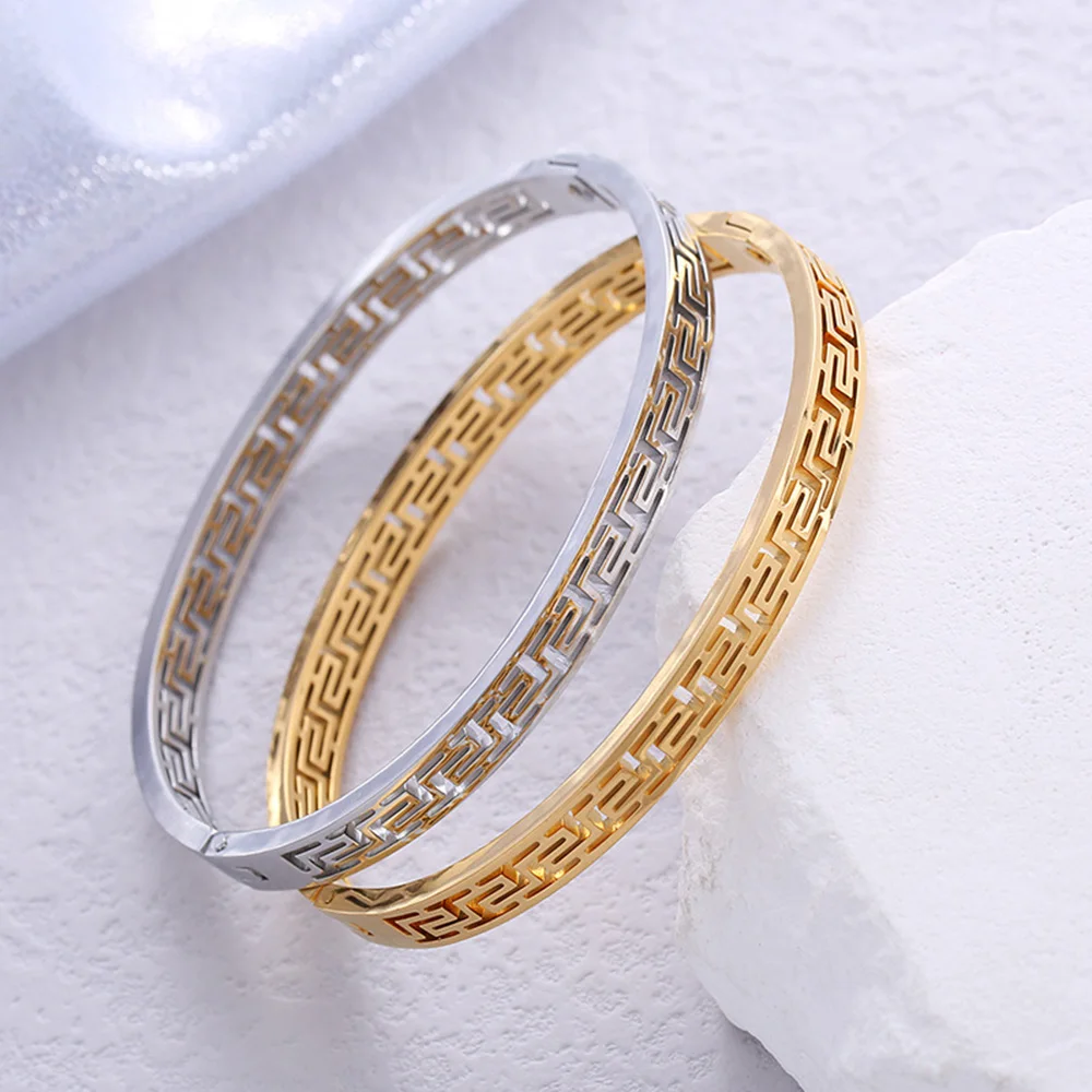 

Retro Great Wall pattern stainless steel bracelet, fashionable women's wrist accessory, high-quality waterproof jewelry