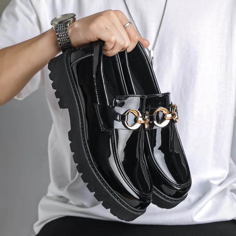 Herren-Freizeitsneakers, Herren-Slipper aus glänzendem Lackleder, Herren-Lederschuhe mit dicker Sohle und Metallschnalle, die die Körpergröße optisch erhöhen, Herren-Freizeitschuhe im britischen Stil für den täglichen Gebrauch. – Detail 6