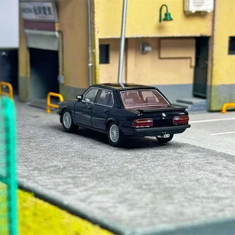 King Model 1:64 M5 E28 limited 999 Diecast Model Car