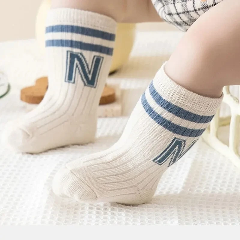 Chaussettes en coton pour bébés, styles de printemps et d'automne, mignonnes et super mignonnes, chaussettes pour hommes et 600 bébés, lettre ins, 3 paires