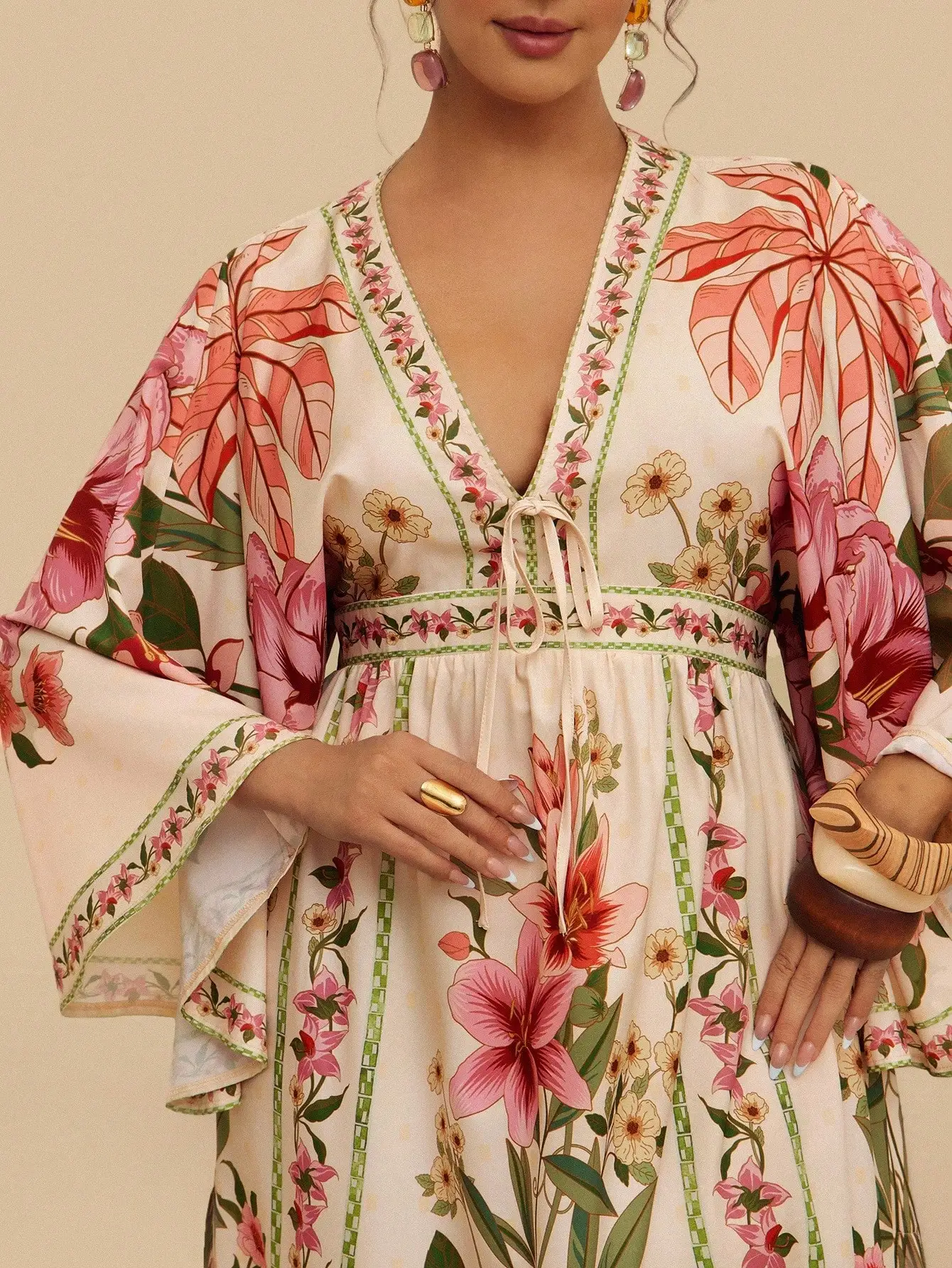 

Платье с богемным цветочным принтом, V-образным вырезом, расклешенными рукавами и завышенной талией