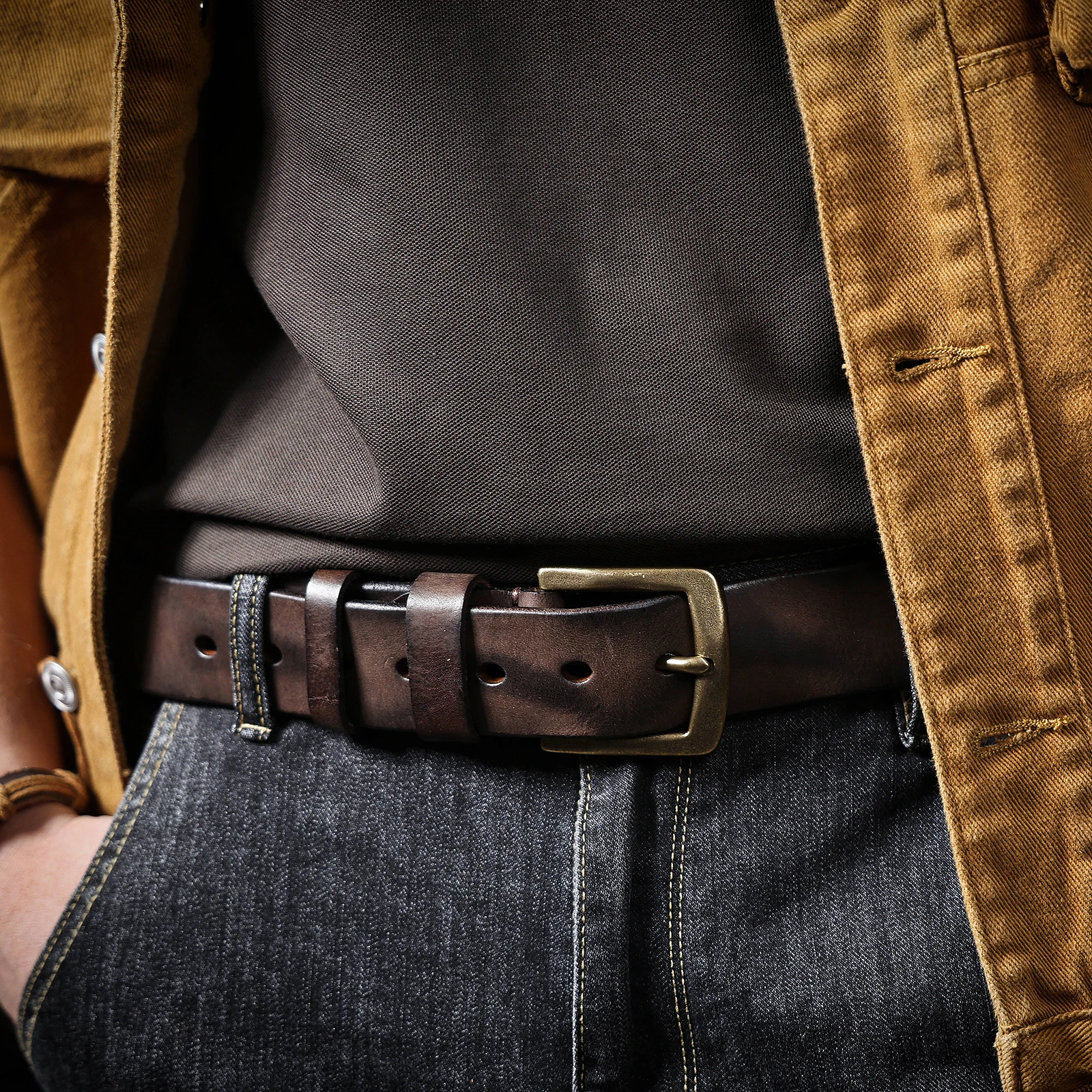 S.WORKER Klassischer dicker Herrengürtel aus echtem Leder, Messing-Dornschließe, vollnarbiges Rindsleder, Vintage-Freizeitgürtel für Jeans, mit Geschenkbox – Detail 6