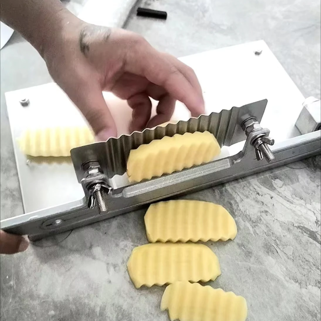 

Handheld Stainless Steel Wavy Knife Potato Chip Slicer and Vegetable Chopper for Cucumbers Efficient Cutter