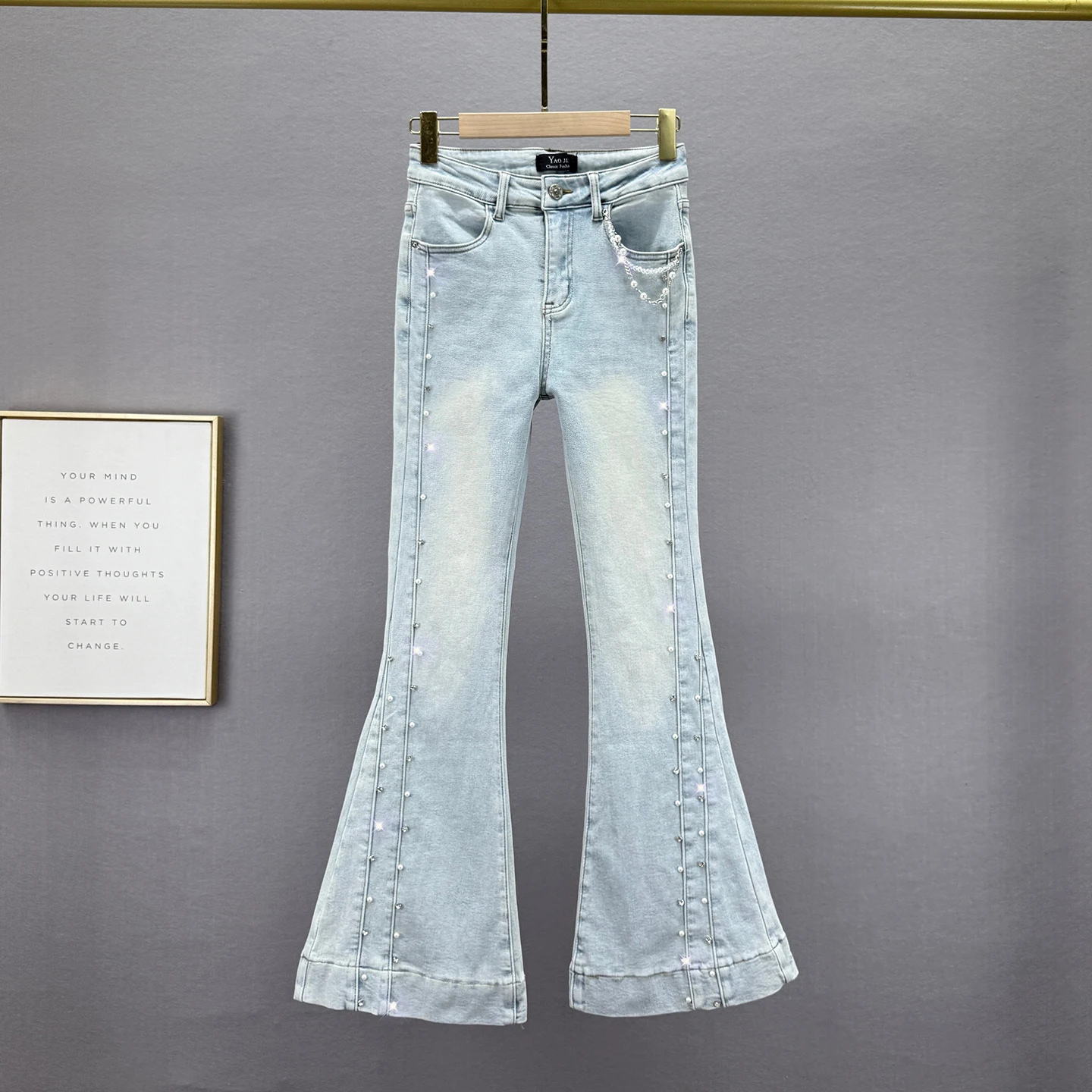 جينز متوهج من قماش الدنيم المصقول للنساء لخريف وشتاء 2025 سروال طويل جديد عالي الخصر بقصة ضيقة على الطراز الأوروبي مطرز بحجر الراين