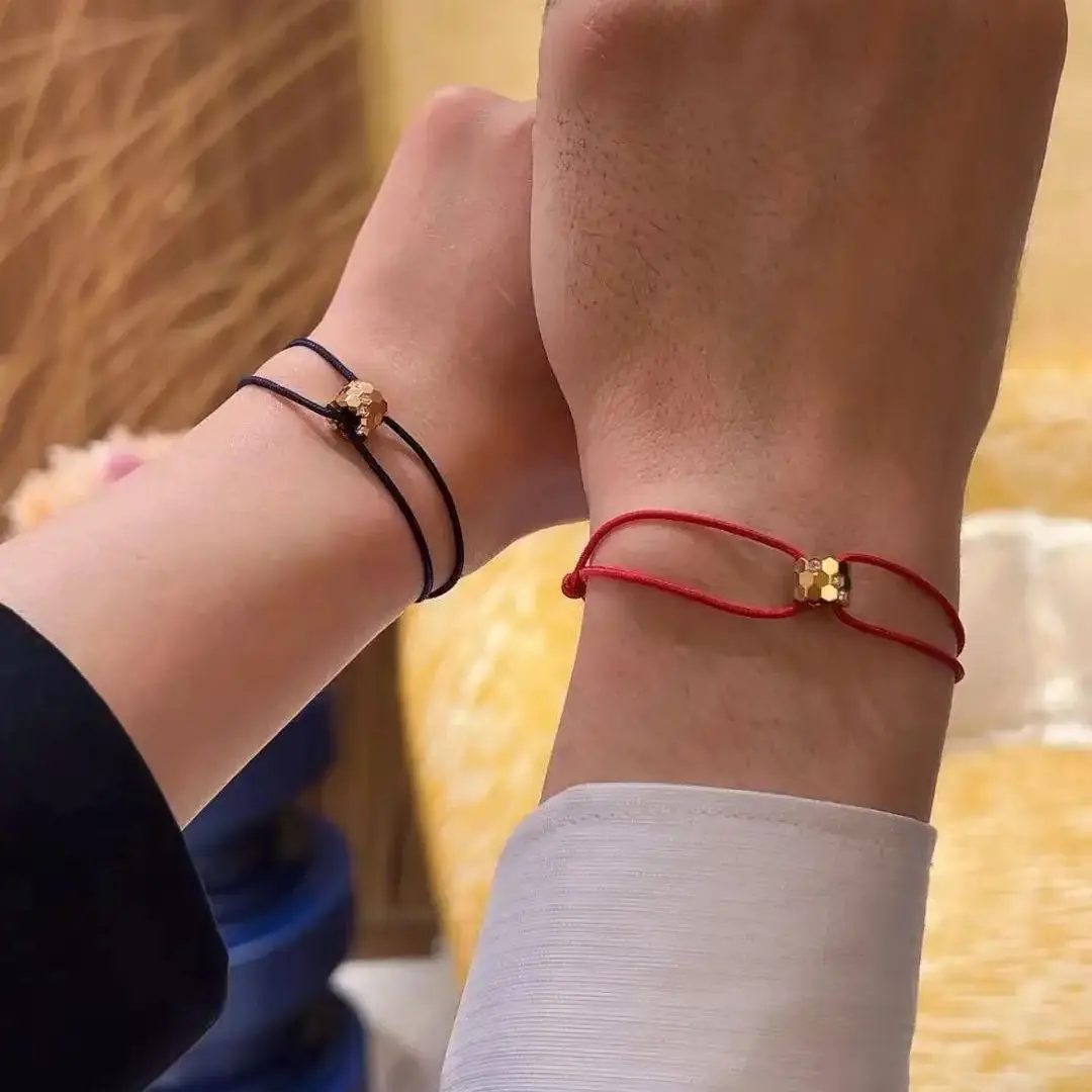 سوار زوجين على شكل قرص العسل من الفضة النقية - هدية عيد الحب المحظوظة جاهزة له/ها، حبل أحمر محظوظ منسوج يدويًا