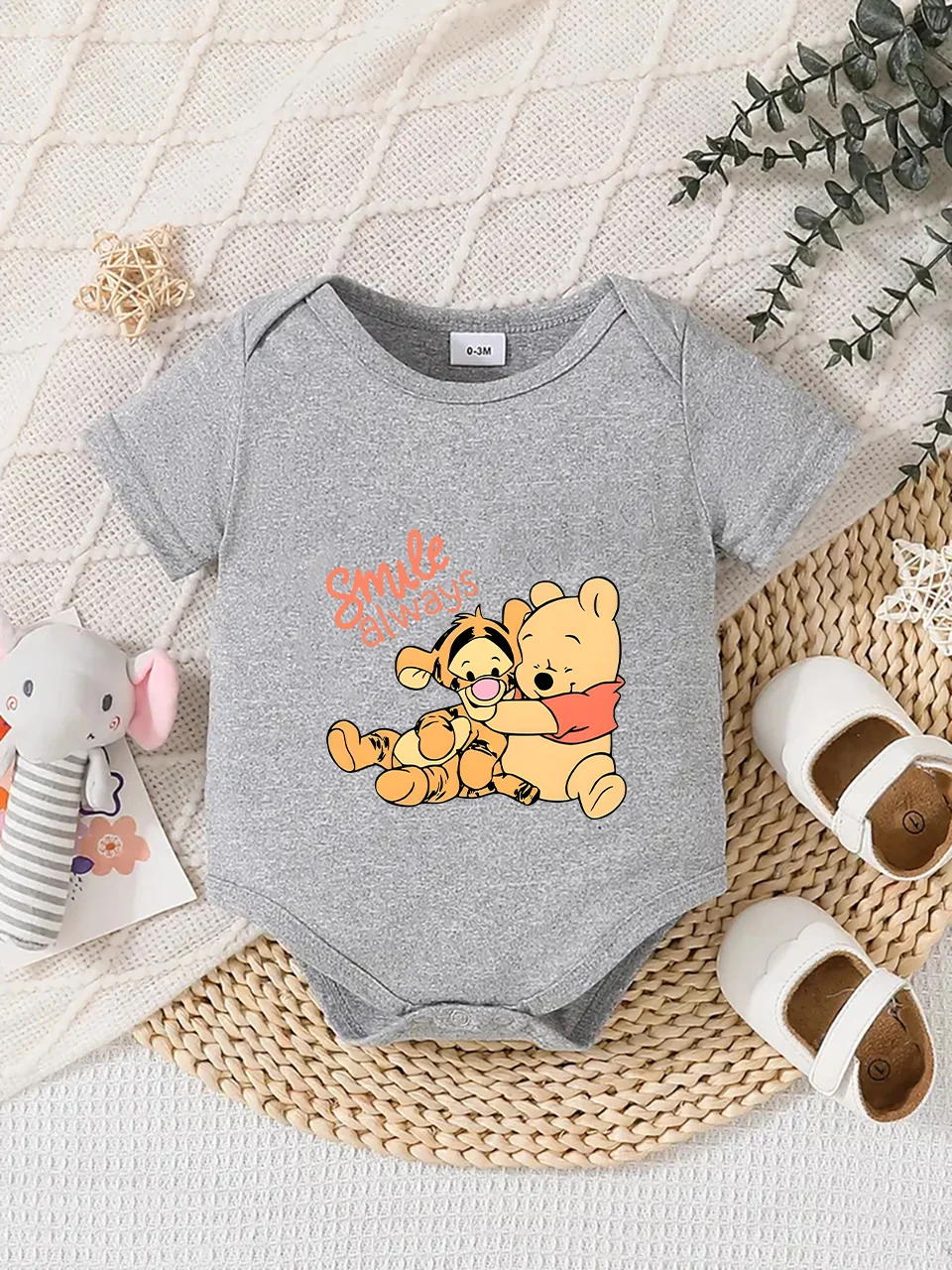 Lizenzierter Potdemiel Baby-Body mit Winnie Pooh & Tigger-Aufdruck. Schönes Design, weiches Material, perfekt für Partykleidung – Detail 2