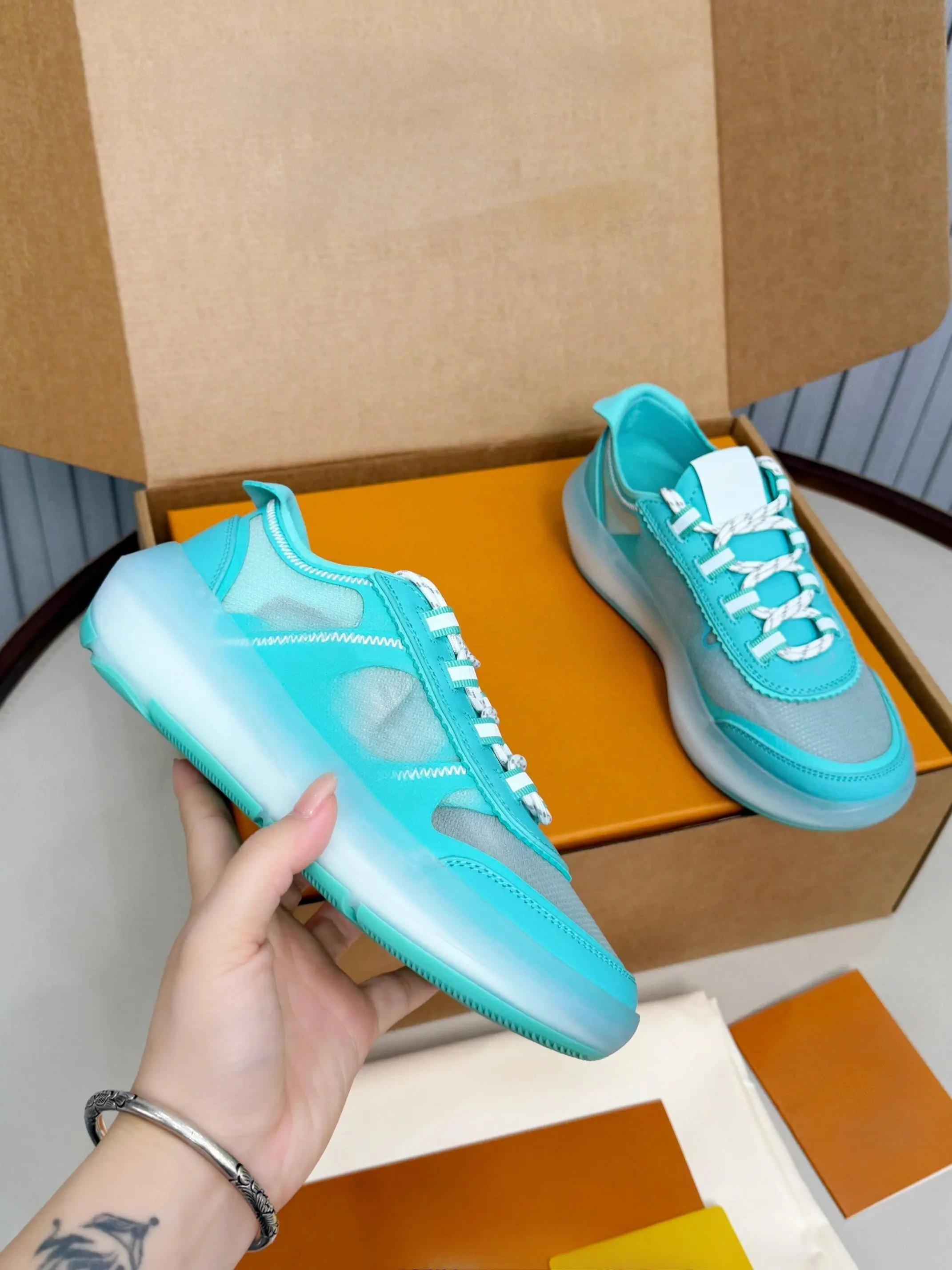 Unisex Round Toe Low Top Platform Casual Shoes Breathable Sheer Mesh Upper Gradient Clear Sole Lace Up Outdoor Sneakers