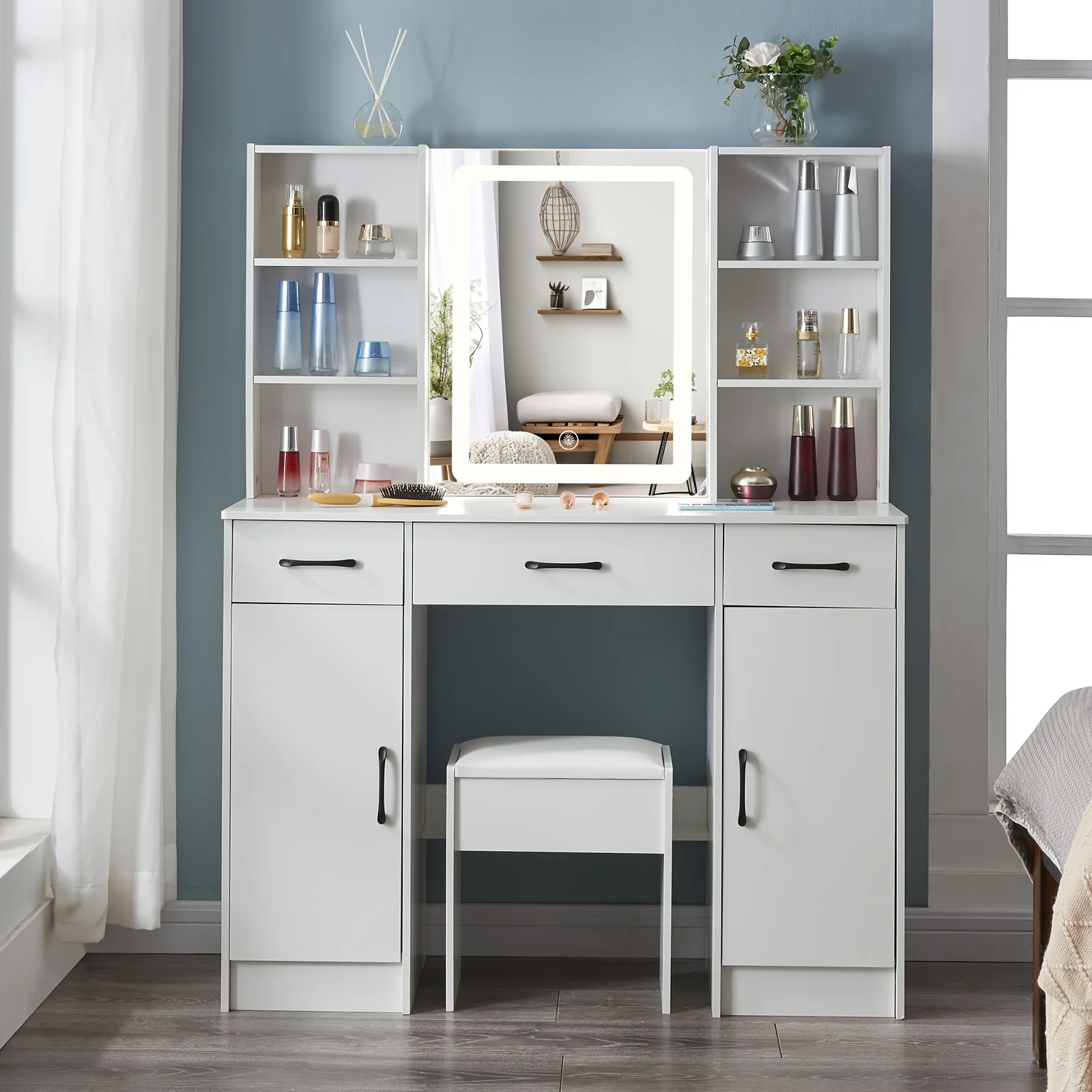 (Festive Gift) Brand-new bedroom dressing table with vanity mirror featuring three colour modes and adjustable brightness