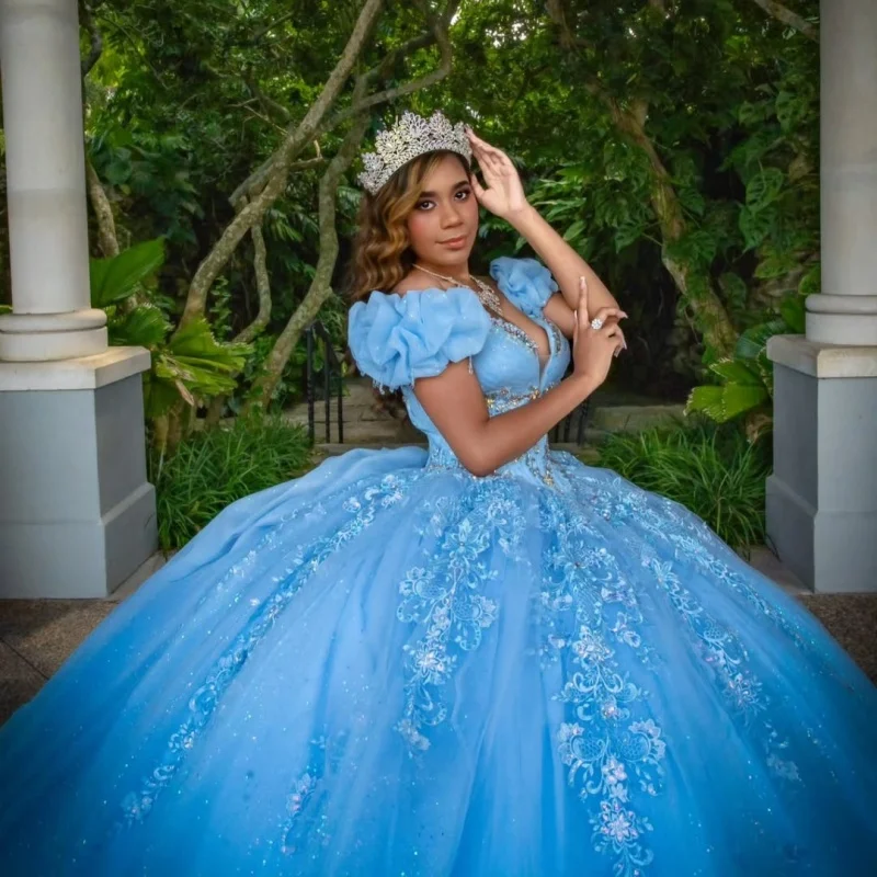 

Блестящее небесно-голубое платье Quinceanera с открытыми плечами, блестящая наклейка с кристаллами и цветком, длинный хвост и бант, Vestidos De 15, Quinceanera ﻿ Настроить